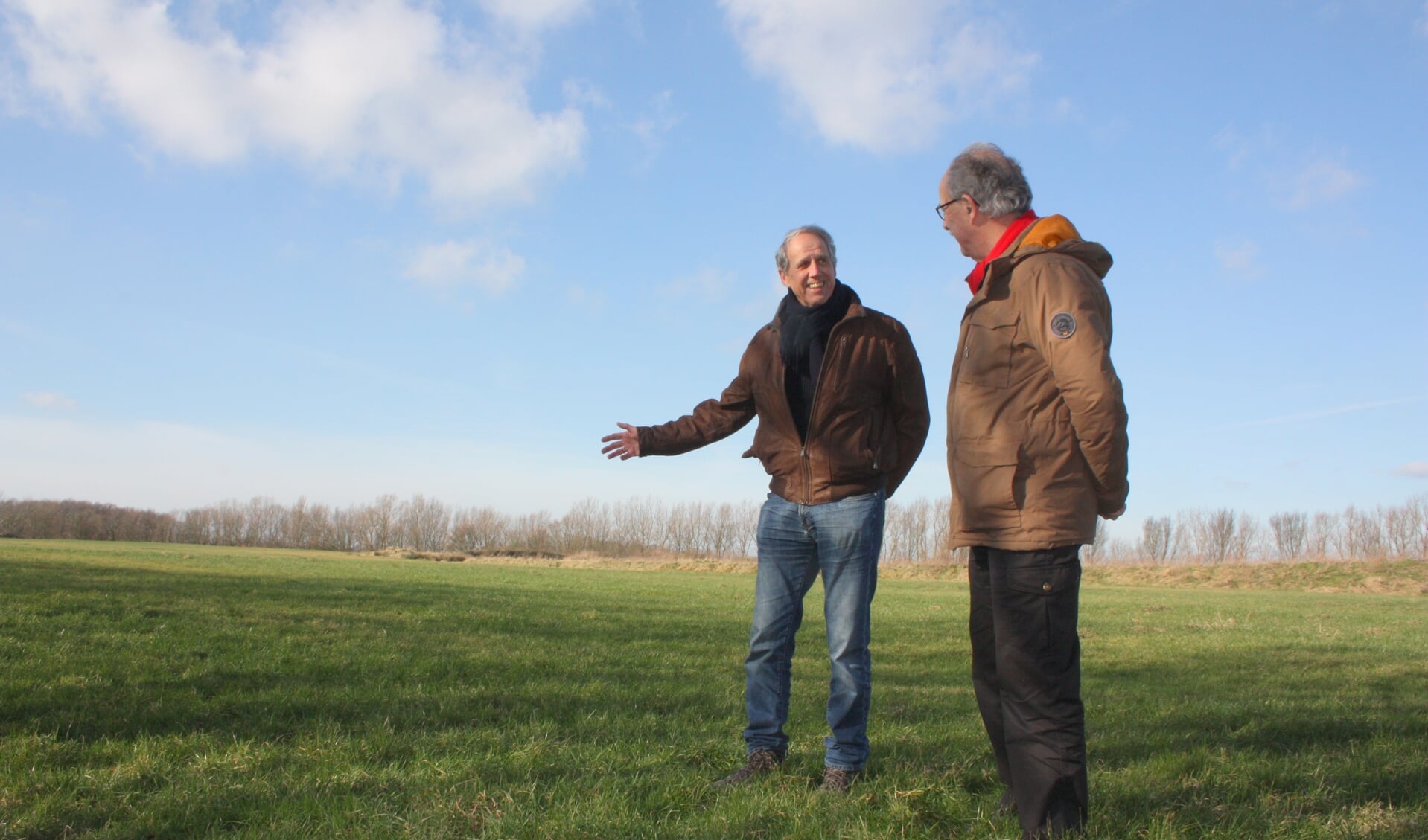 John van Wallenburg (l) en Anton van Haperen tonen de plek voor het zonnepark. FOTO ANGELA HOOGESTEGER