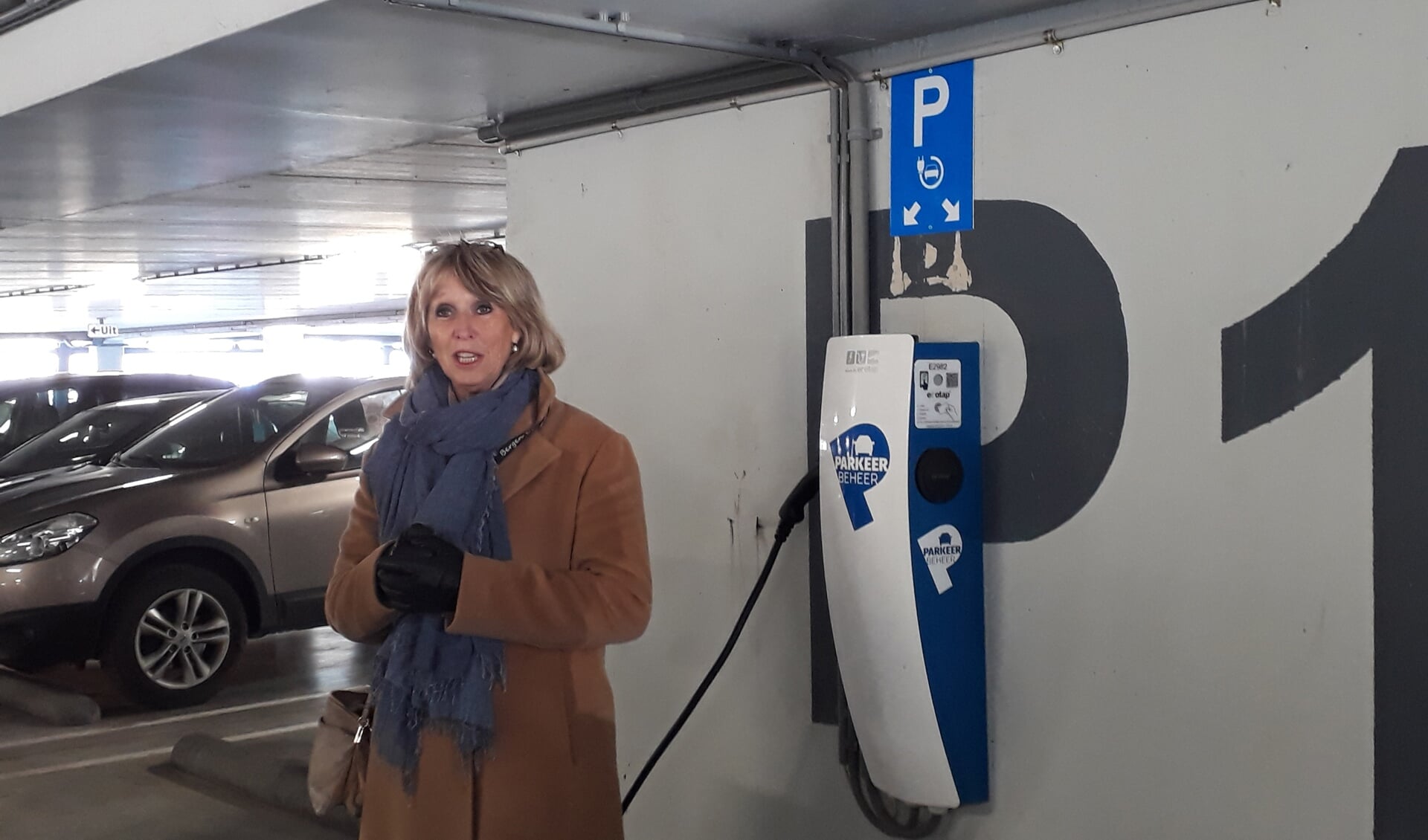 Wethouder Kammeijer bij een elektrisch oplaadpunt