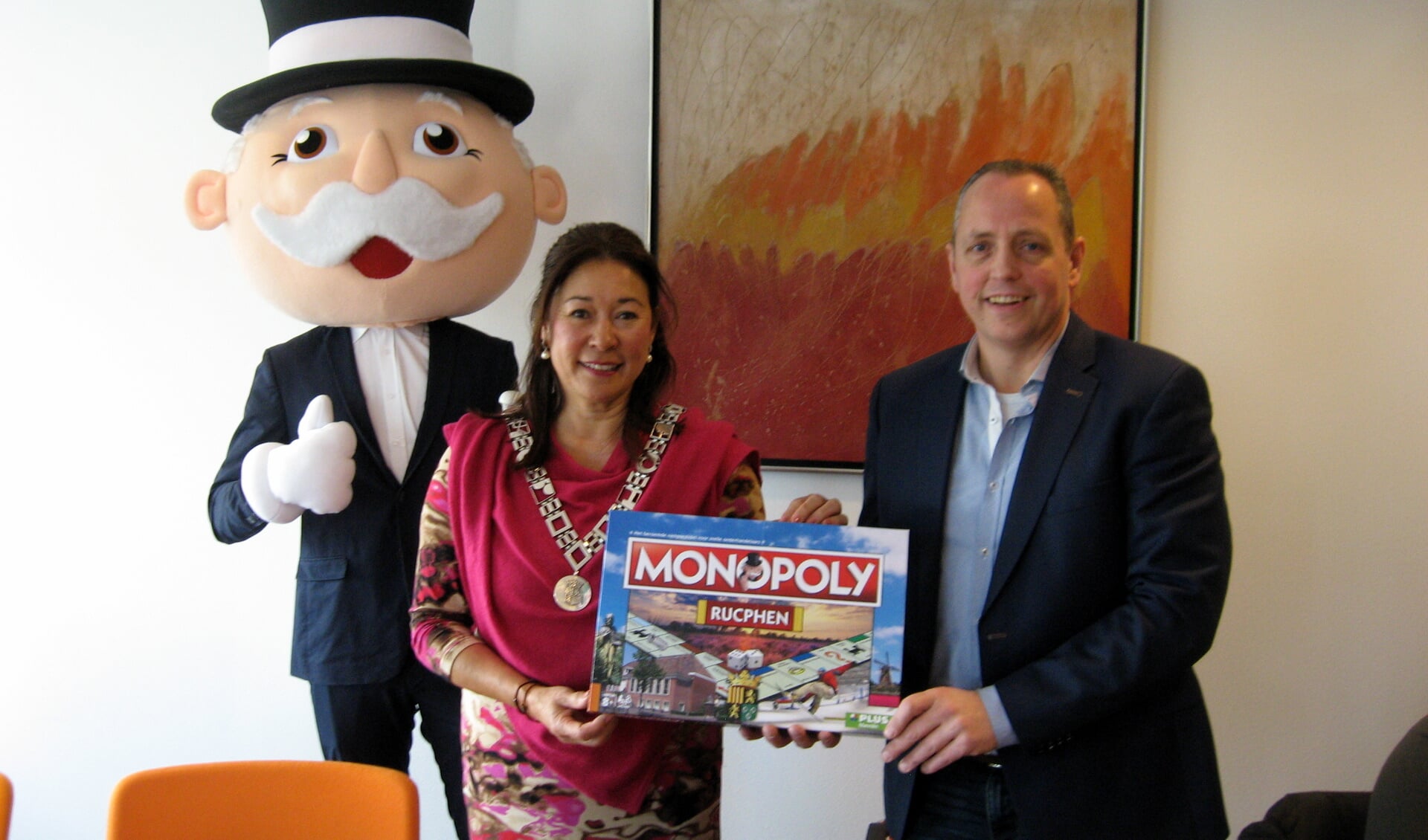 In het bijzijn van Mr Monopoly overhandigt Peter Manniën een symbolisch spel aan de burgemeester. FOTO JOS OONINCX