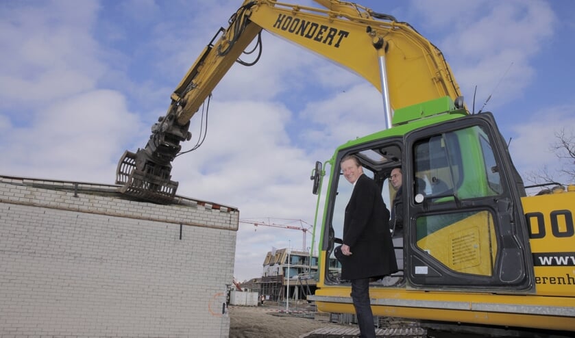 Wethouder Hans de Waal en burgemeester Steven Adriaansen starten de sloop FOTO HUMPHREY HEKHUIZEN
