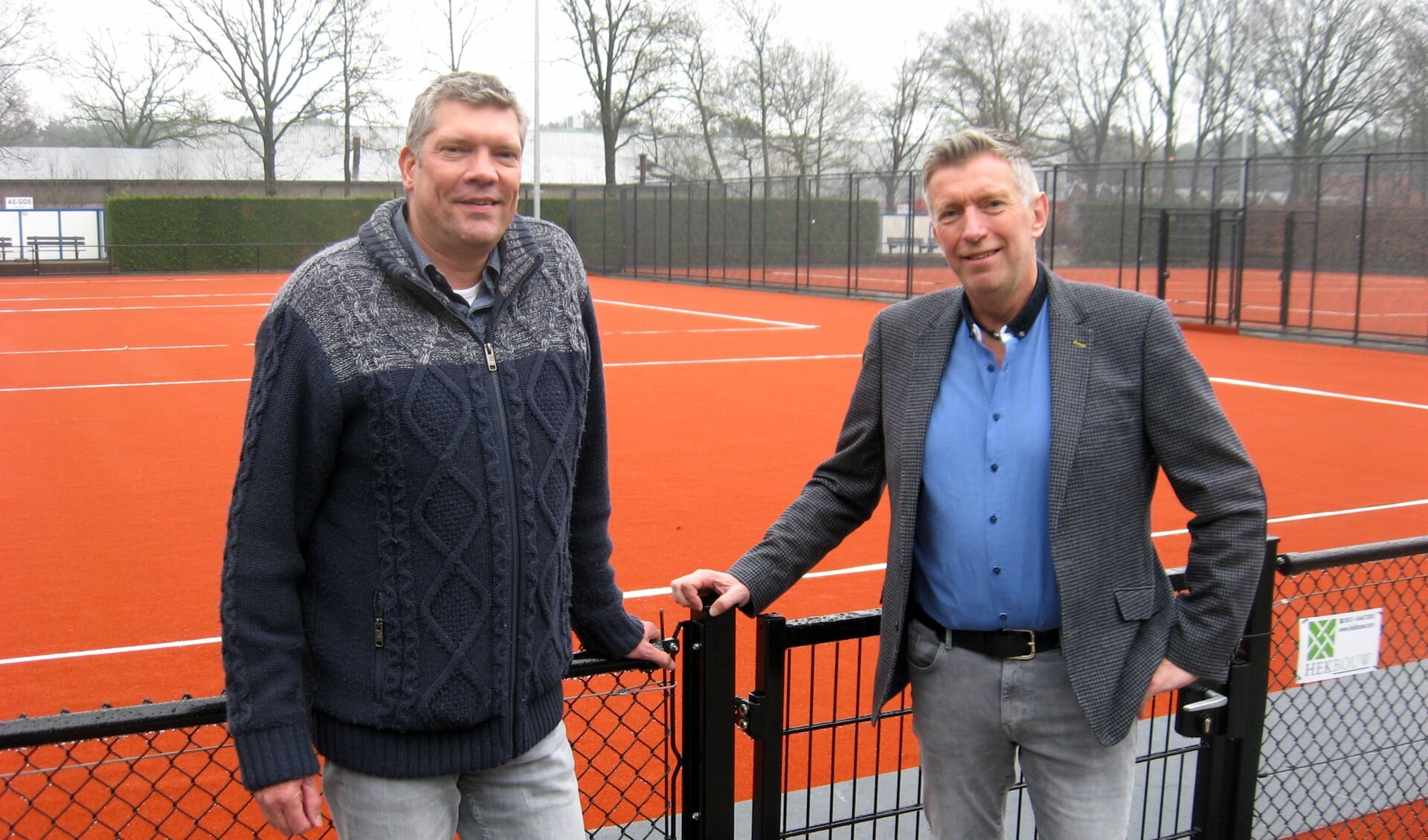 René Hoppenbrouwers (links) en Marijn van Nispen voor de nieuwe banen op het gerenoveerde tenniscomplex. FOTO JOS OONINCX