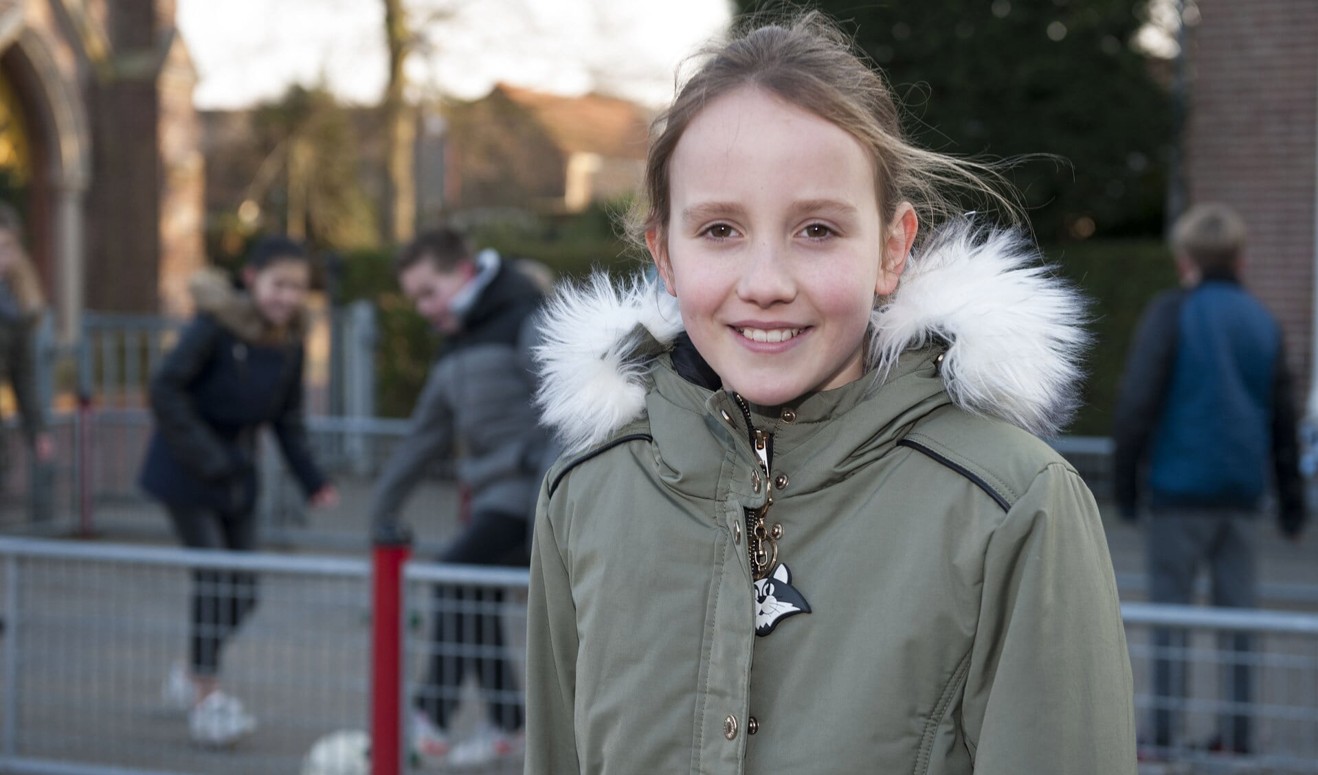 Lara bij het schoolplein van haar school De Linge in Biezelinge. FOTO JAN-KEES DE MEESTER