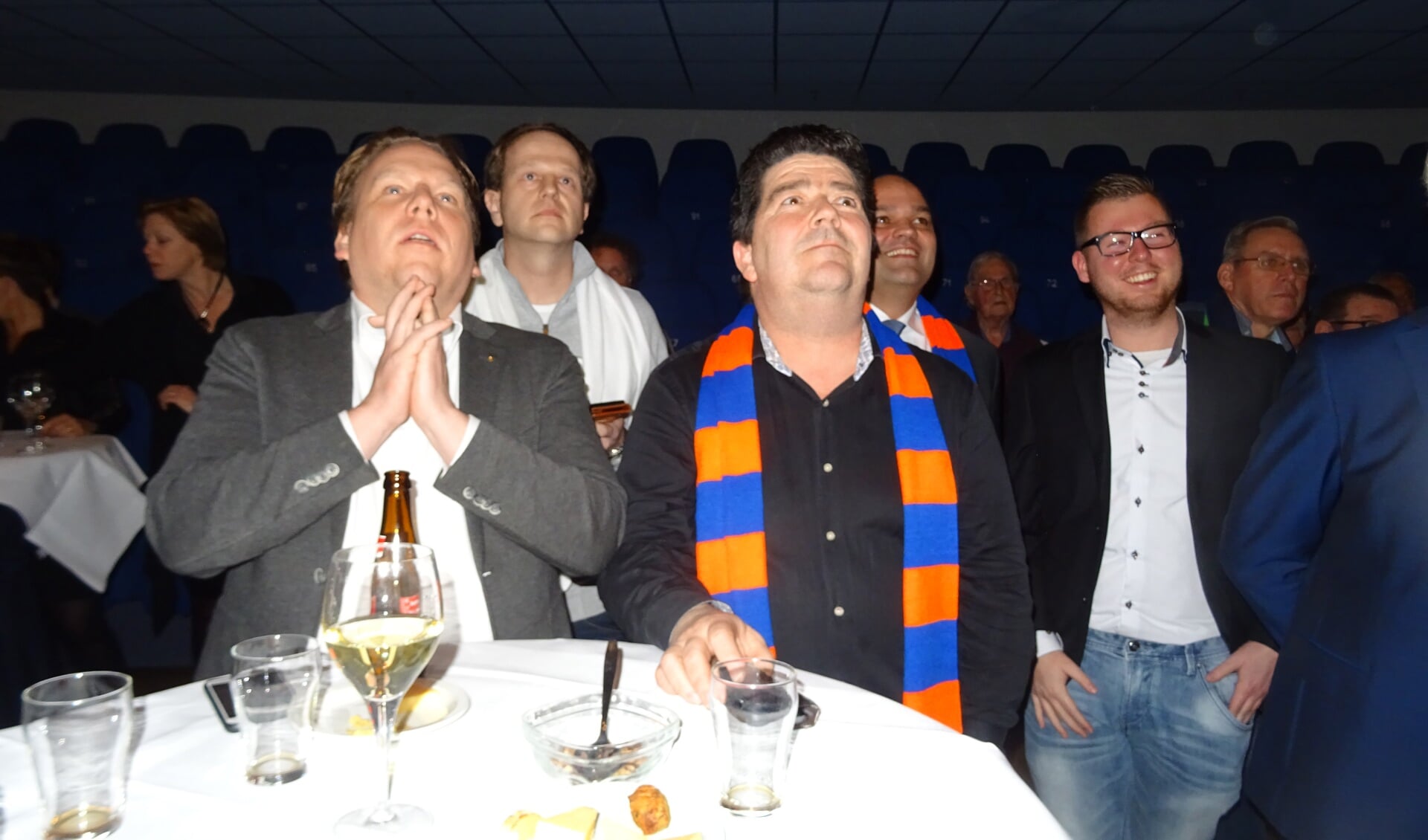 Thomas Zwiers (links), huidig wethouder van de VVD, wacht in spanning de uitslag af.                            