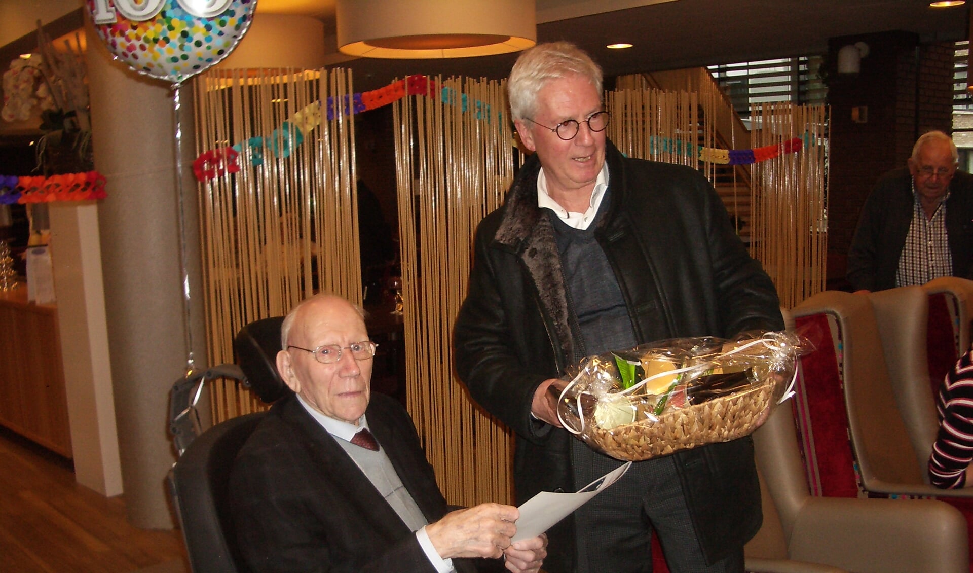 Burgemeester Jac Klijs kwam de honderdjarige feliciteren. FOTO TIES STEEHOUWER