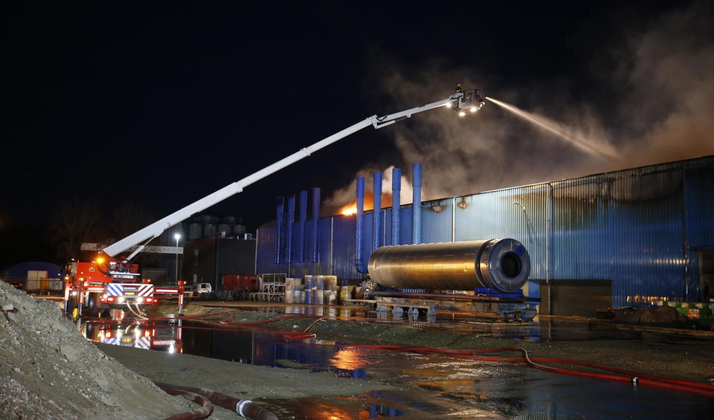 Brandweer is met veel materiaal aanwezig bij de brand bij Drecht Coating Services. FOTO MARCEL VAN DORST/SQ VSION