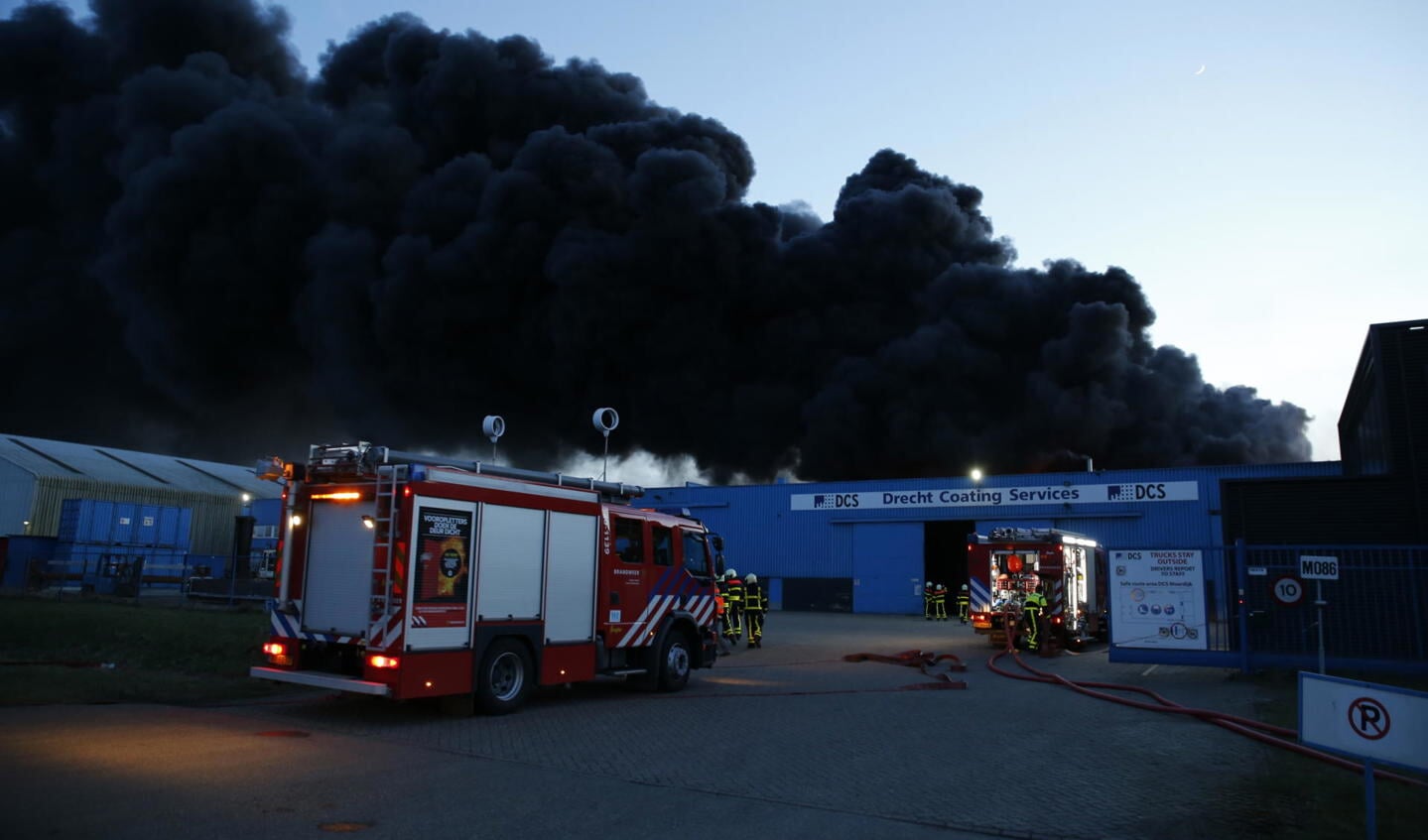 Grote brand bij Drecht Coating Services in Moerdijk. FOTO MARCEL VAN DORST/SQ VISION