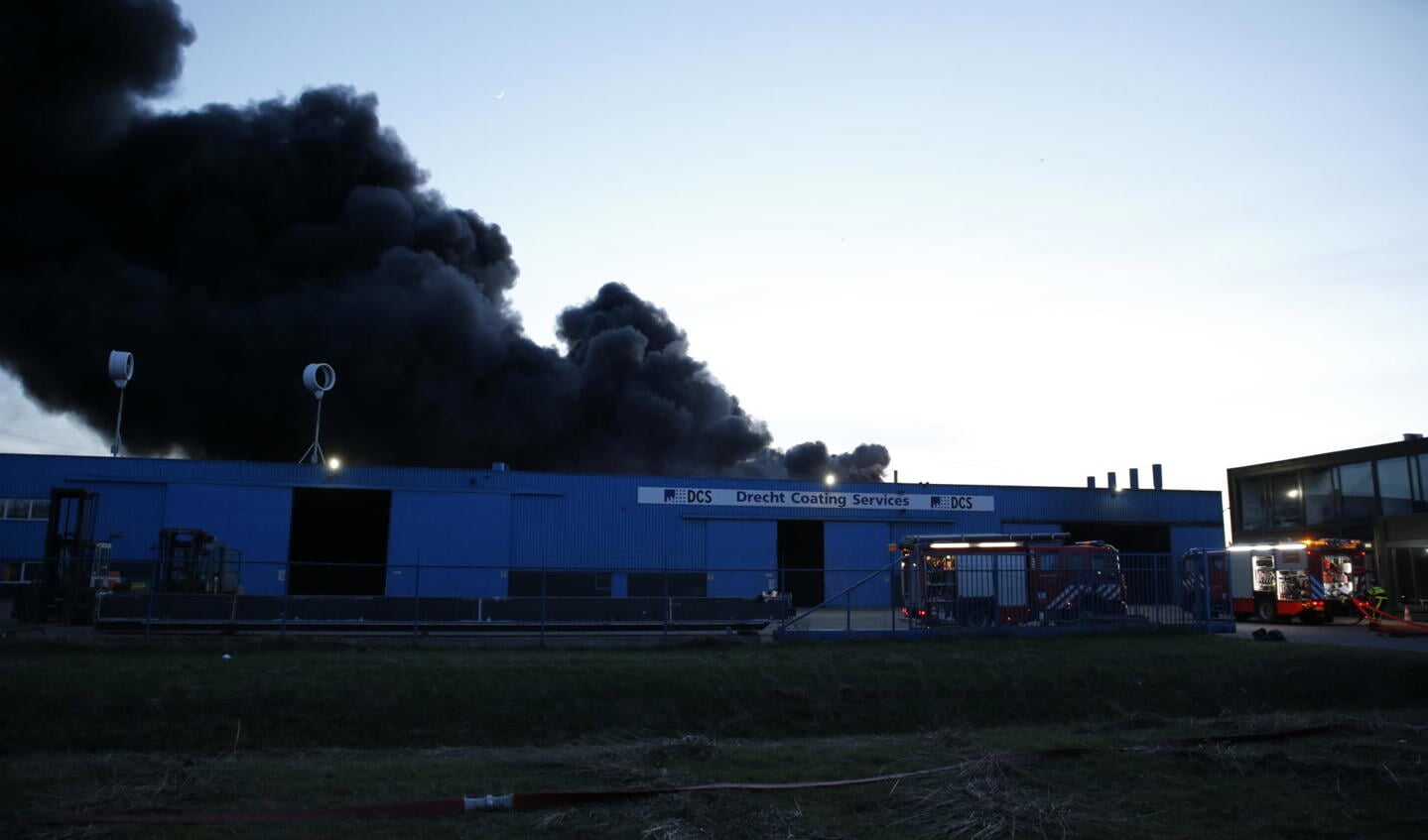 Grote brand bij Drecht Coating Services in Moerdijk. FOTO MARCEL VAN DORST/SQ VISION