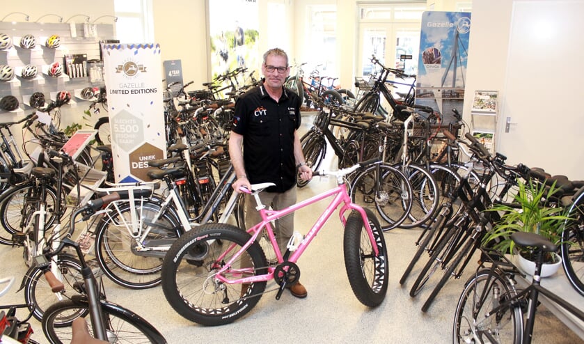 De grote showroom van Carl Veeke Tweewielers staat bomvol prachtige kwaliteitsfietsen voor heren, dames en kinderen. FOTO ELS ROMMERS