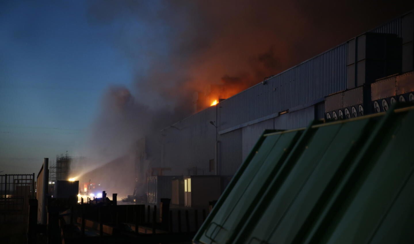 Brandweer is met veel materiaal aanwezig bij de brand bij Drecht Coating Services. FOTO MARCEL VAN DORST/SQ VSION
