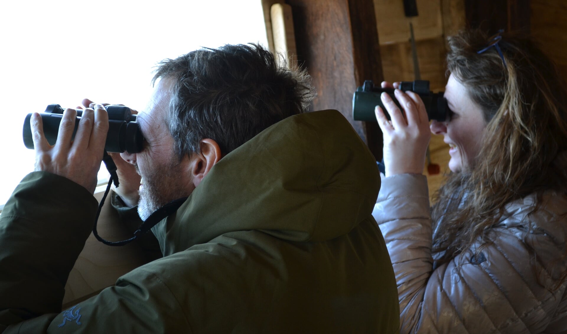 Wethouder Petra Lepolder en architect Ad Kil op zoek naar de vogels op de Roode Weel FOTO REMKO VERMUNT