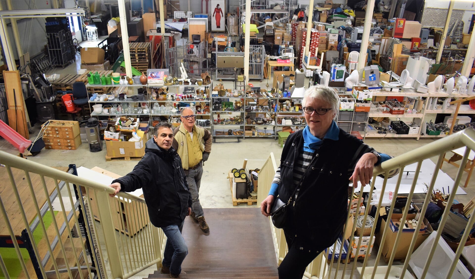 Christien de Kwant, Talaat Bashouk en Harrie van Heeswijk op de trap die óók te koop is. FOTO STELLA MARIJNISSEN