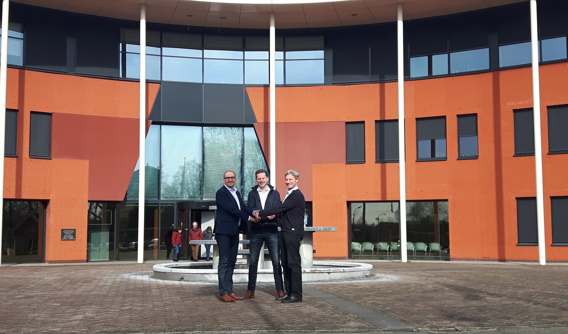 Wethouder Frits Harteveld, Onno Eigeman (Energiek Halderberge) en Michel Suijkerbuijk (Odura advies en projecten BV) tekenden de overeenkomst.