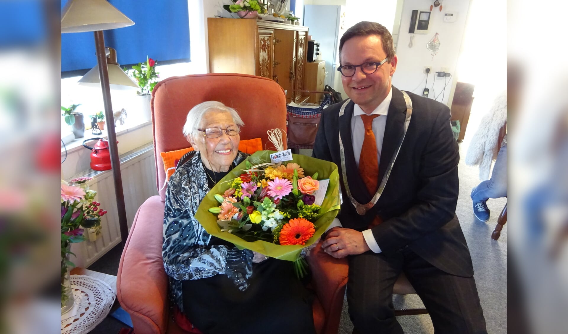 Burgemeester Van den Tillaar brengt een verjaardagsbezoek aan tante Tilly. FOTO MARIELJA TEN BRUGGENCATE