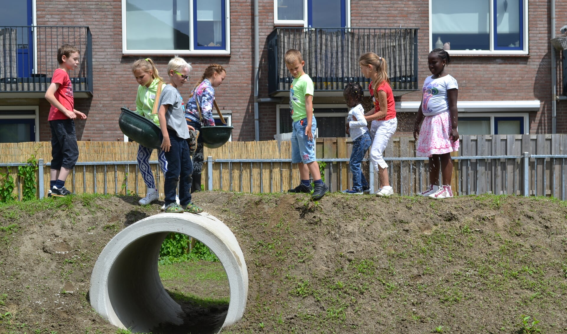 De speelaanleiding aan de Kuipersdreef werd in 2016 geopend door kinderen uit de buurt.