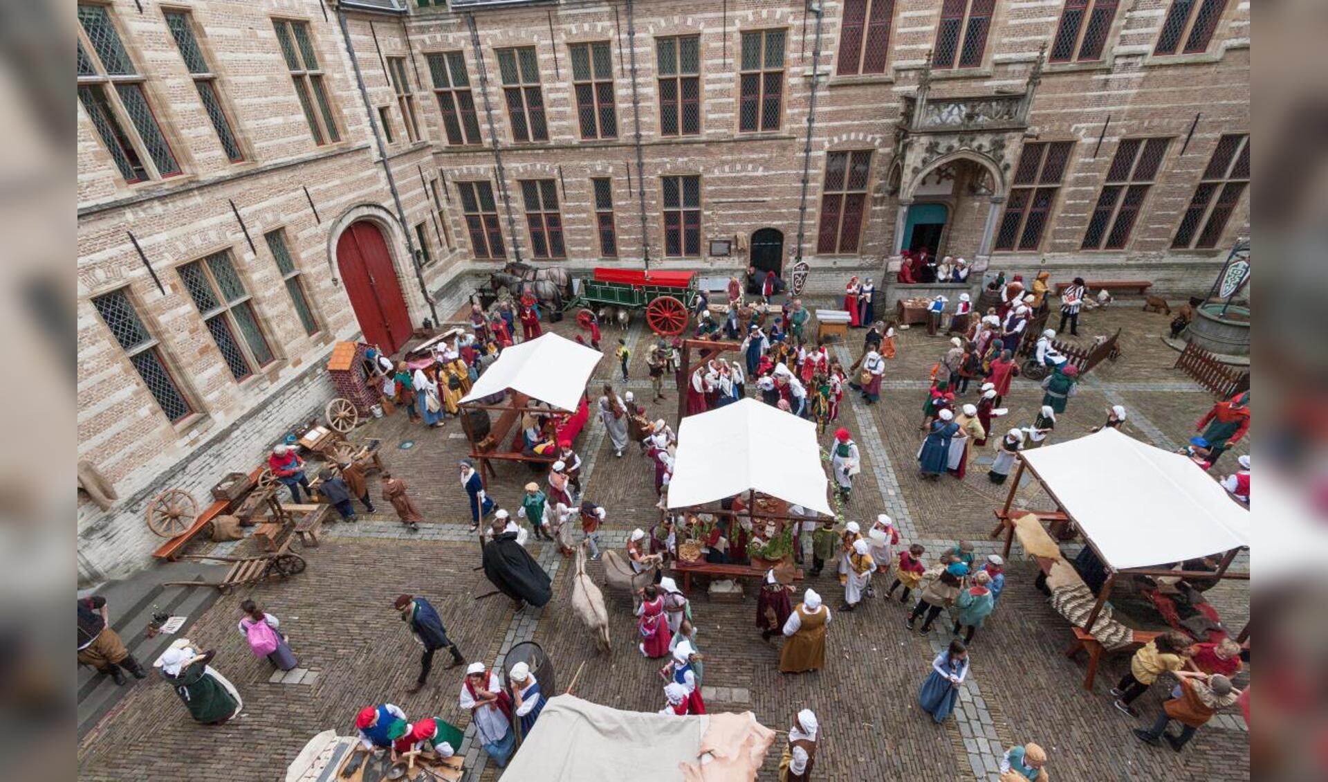 Middeleeuwse jaarmarkt op de grote binnenplaats van het Markiezenhof