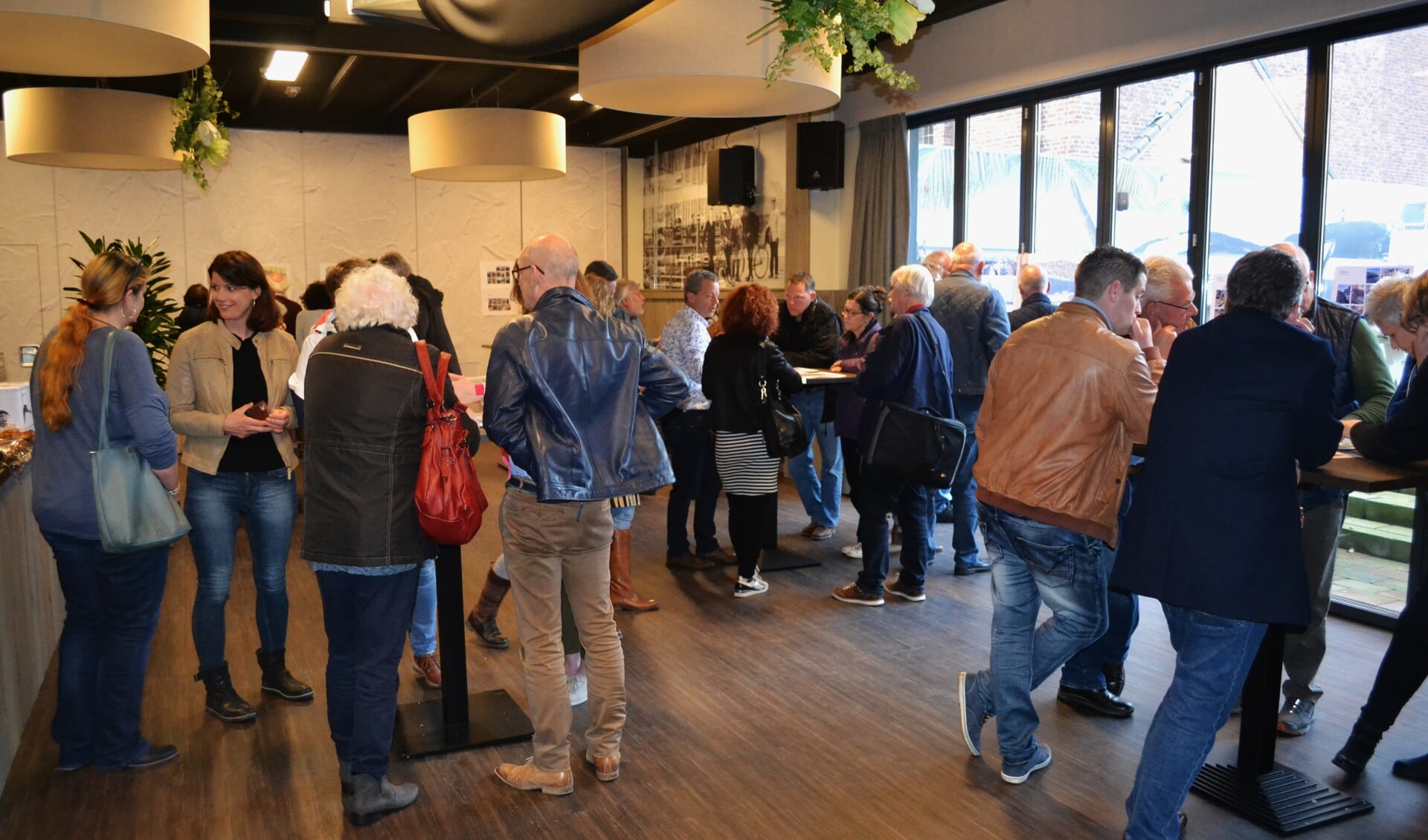 Inwoners kregen voor het eerst het schetsontwerp voor de herinrichting van de haven in Dinteloord gepresenteerd FOTO TINEKE FESKENS