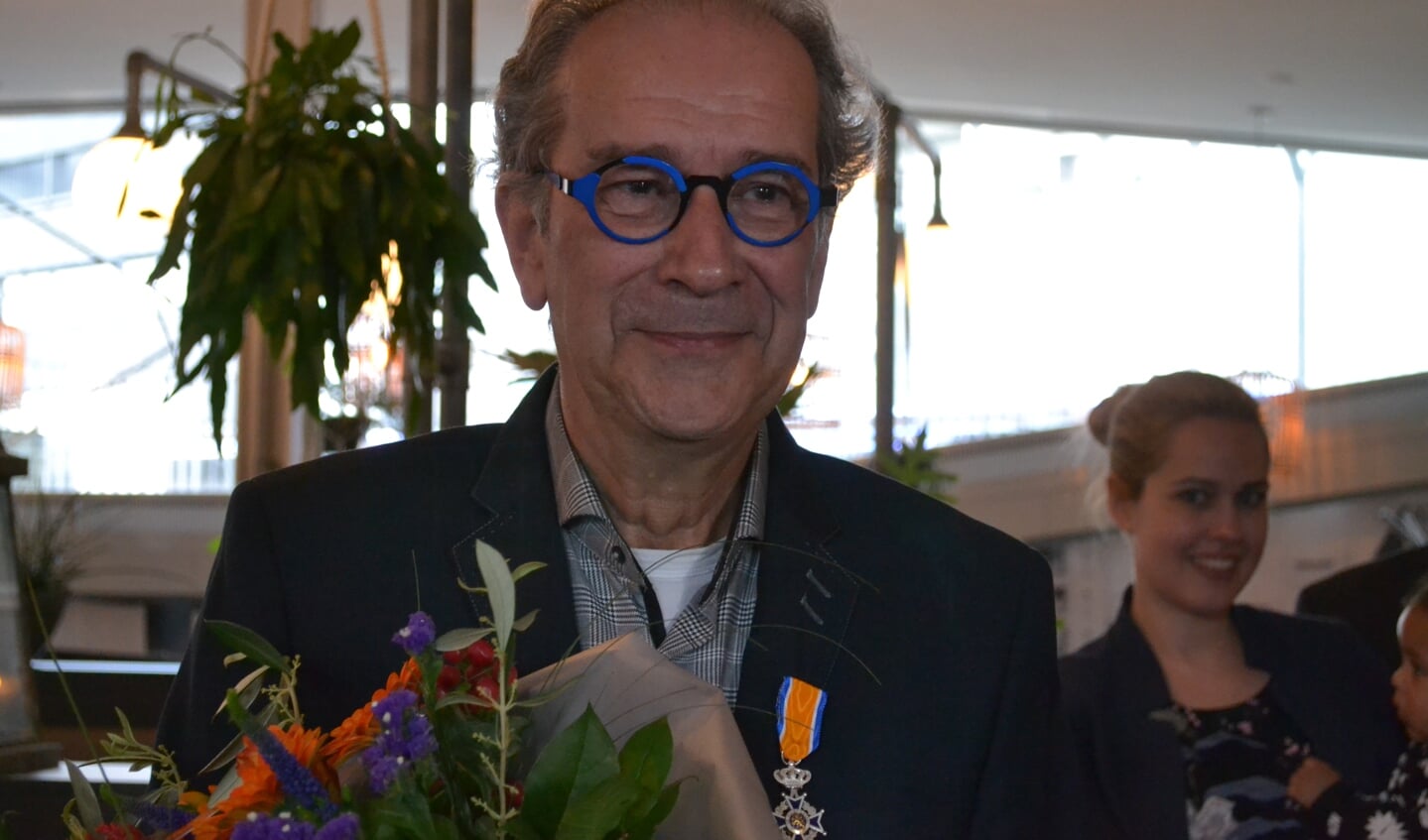 Correspondent René Bruijnincx werd in het bijzijn van vrienden en familie verrast met een Koninklijke onderscheiding