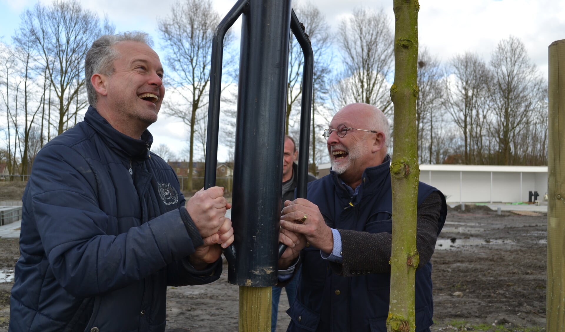 Samen met André Riethoff stampt Jan Harmsen de palen de grond in FOTO REMKO VERMUNT