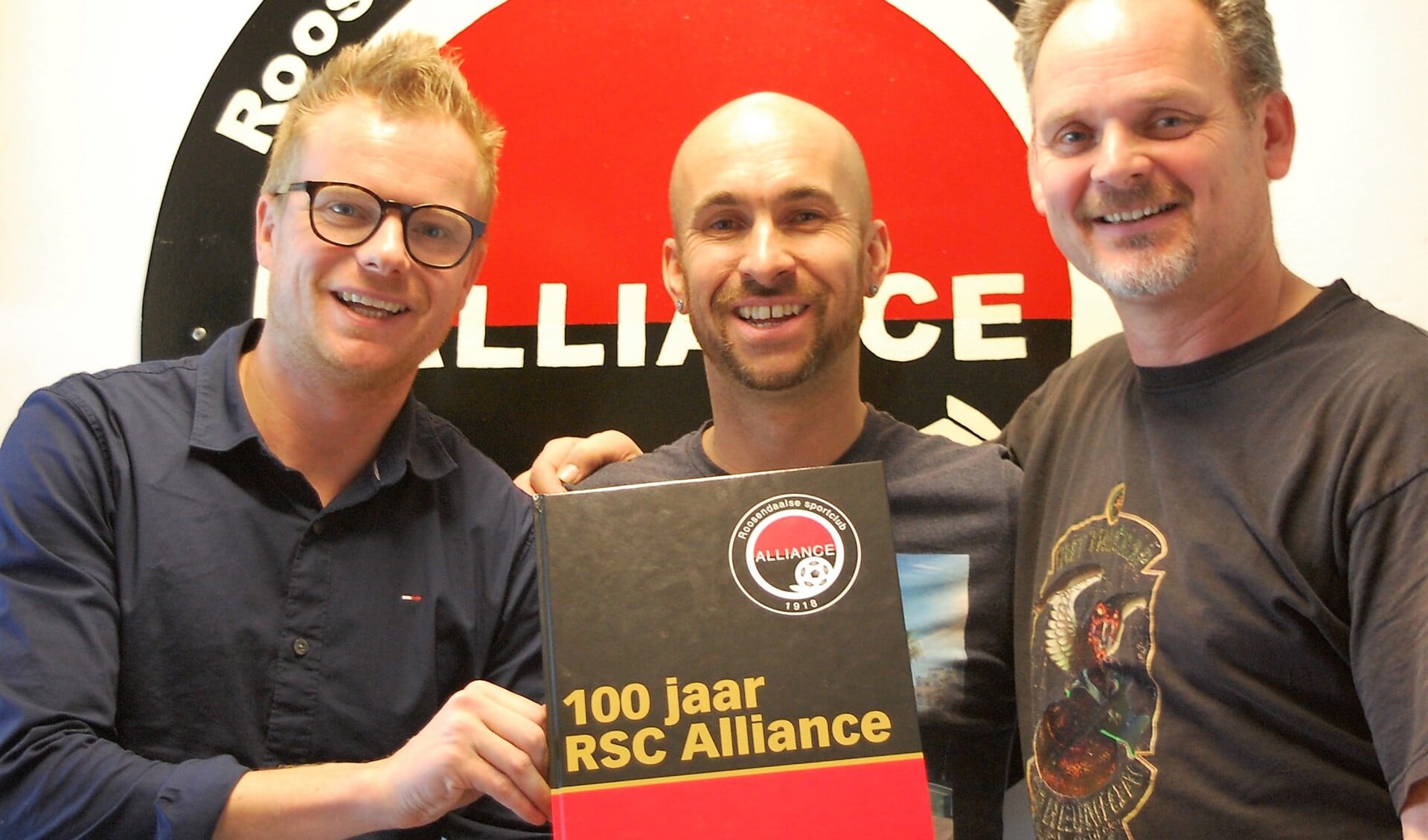 Van links naar rechts Floyd Aanen, Arne Fens en Marc Roovers: trots op het jubileumboek. FOTO ELLES JANSEN