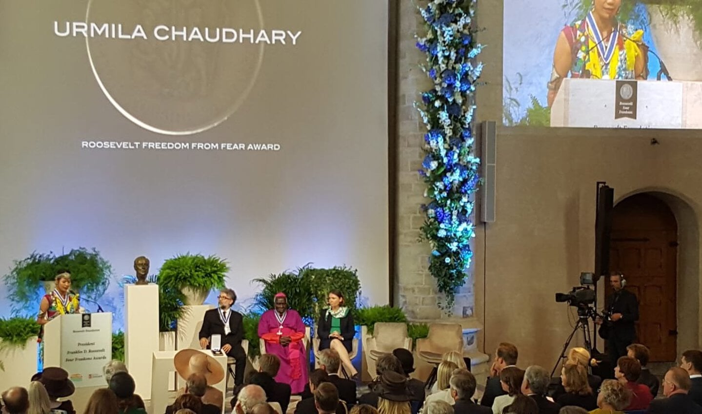 Award-winnaar Urmila Chaudhary speecht in de Nieuwe Kerk.