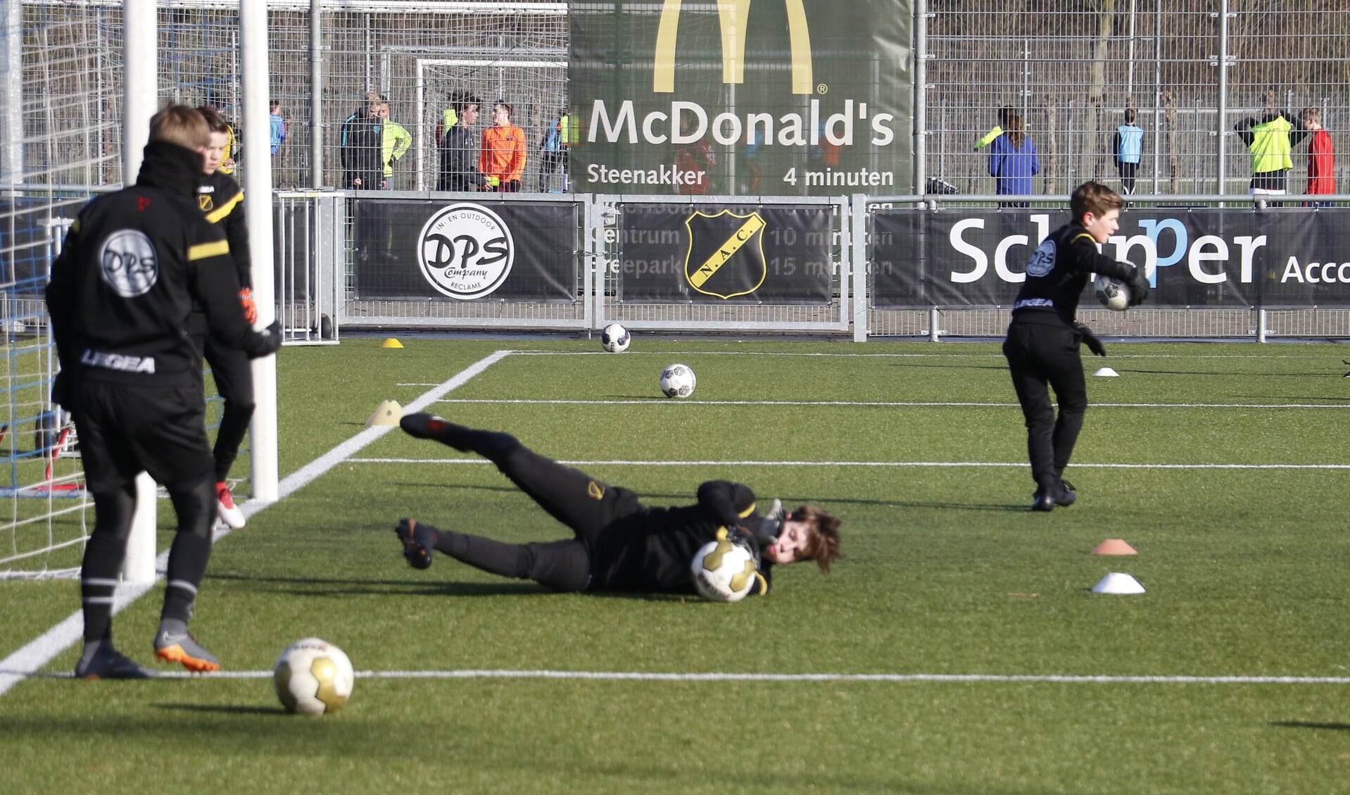 Jeugdspelers van NAC tijdens een training op het trainingscomplex bij BSV Boeimeer 