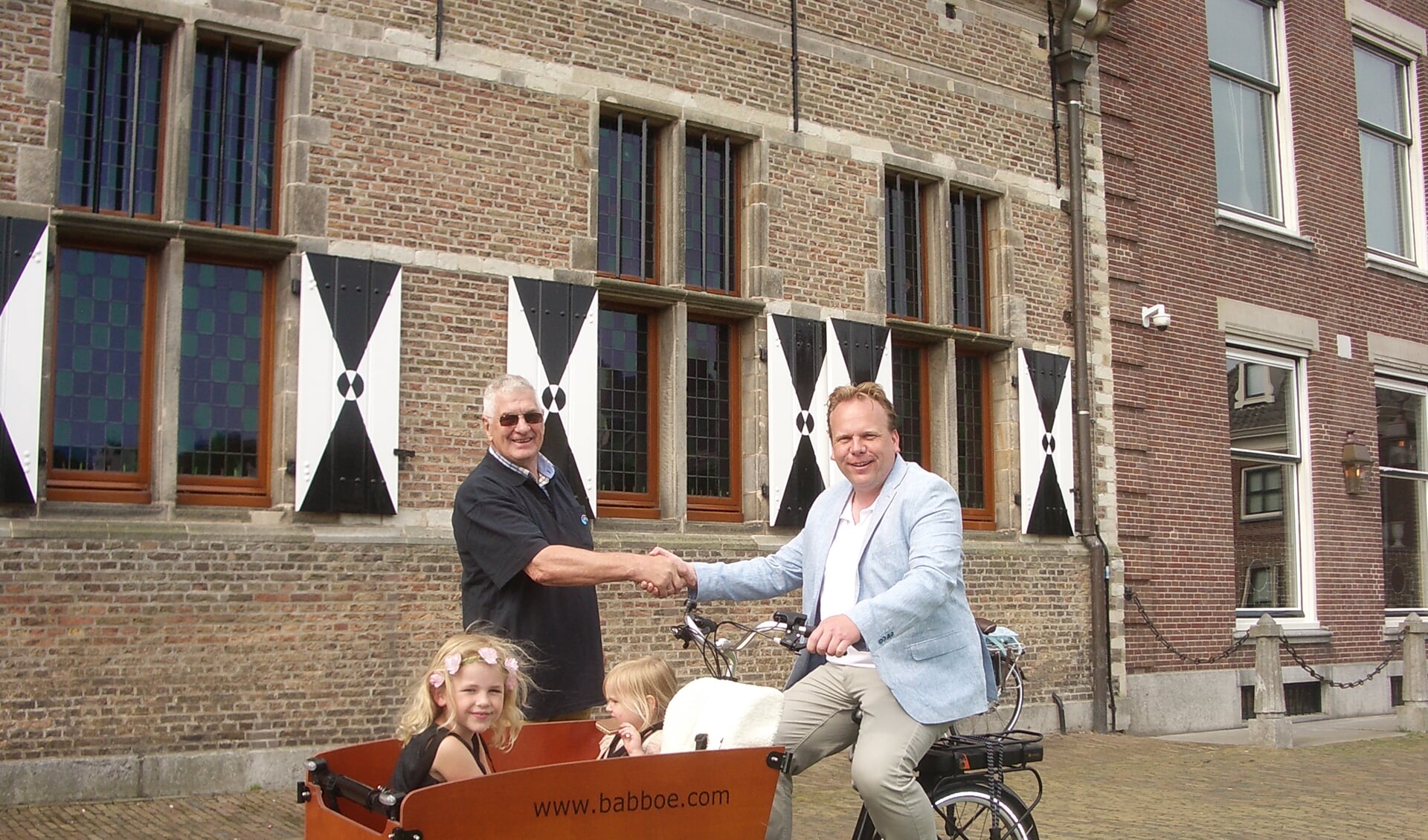 Wethouder Thomas Zwiers aan de start in Willemstad met de bakfiets en met daarin twee van zijn dochters. FOTO TIES STEEHOUWER