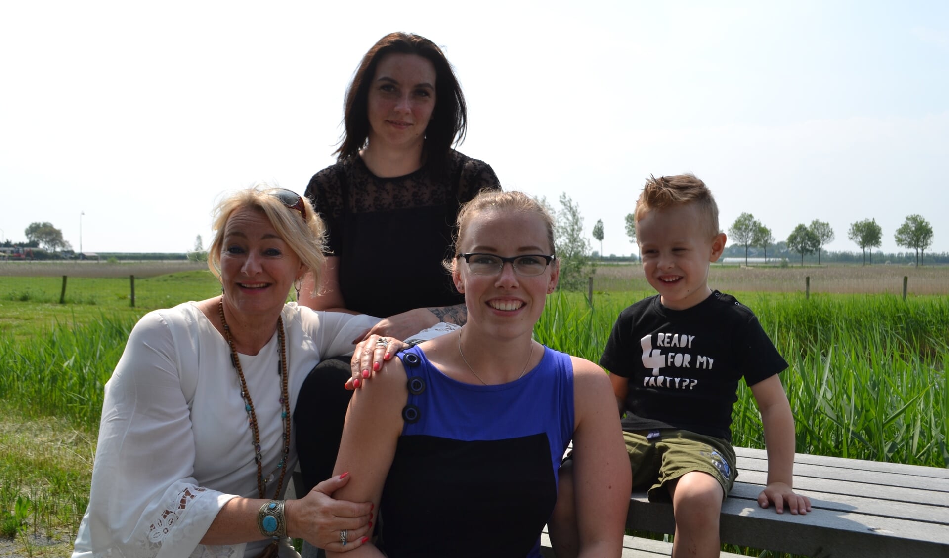 Bianca Noomen, Linda Oldenbeuving en Cindy Bruijnzeel (en haar zoontje) werken samen in Care 4 You Tholen FOTO REMKO VERMUNT