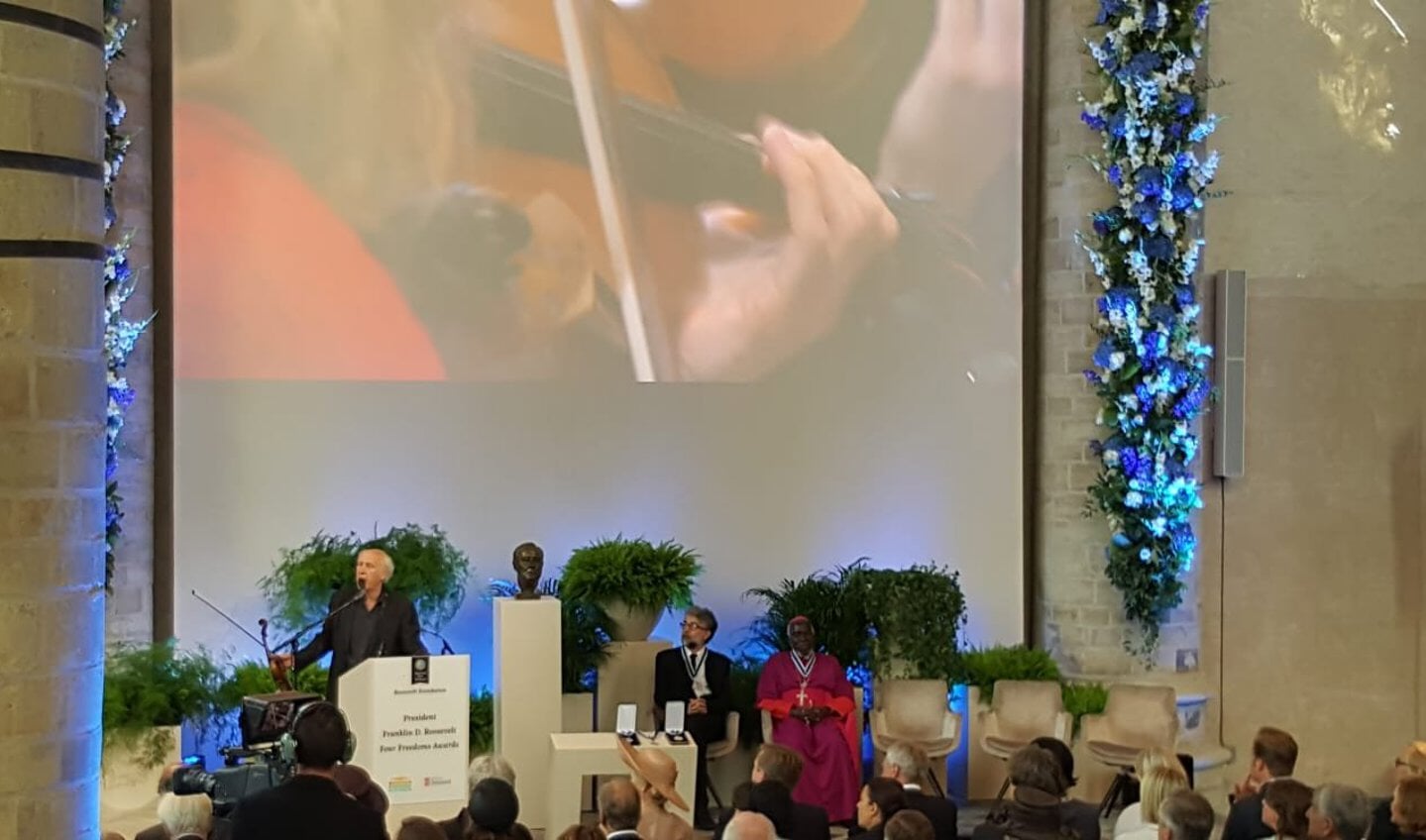 Herman van Veen speelt viool tijdens de ceremonie en reikt de award voor de vrijwaring van vrees uit.
