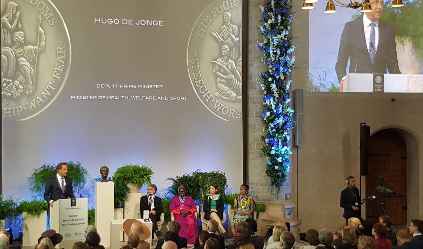 Minister Hugo de Jonge presenteerde een award voor de totstandkoming van het klimaatakkoord van Parijs.