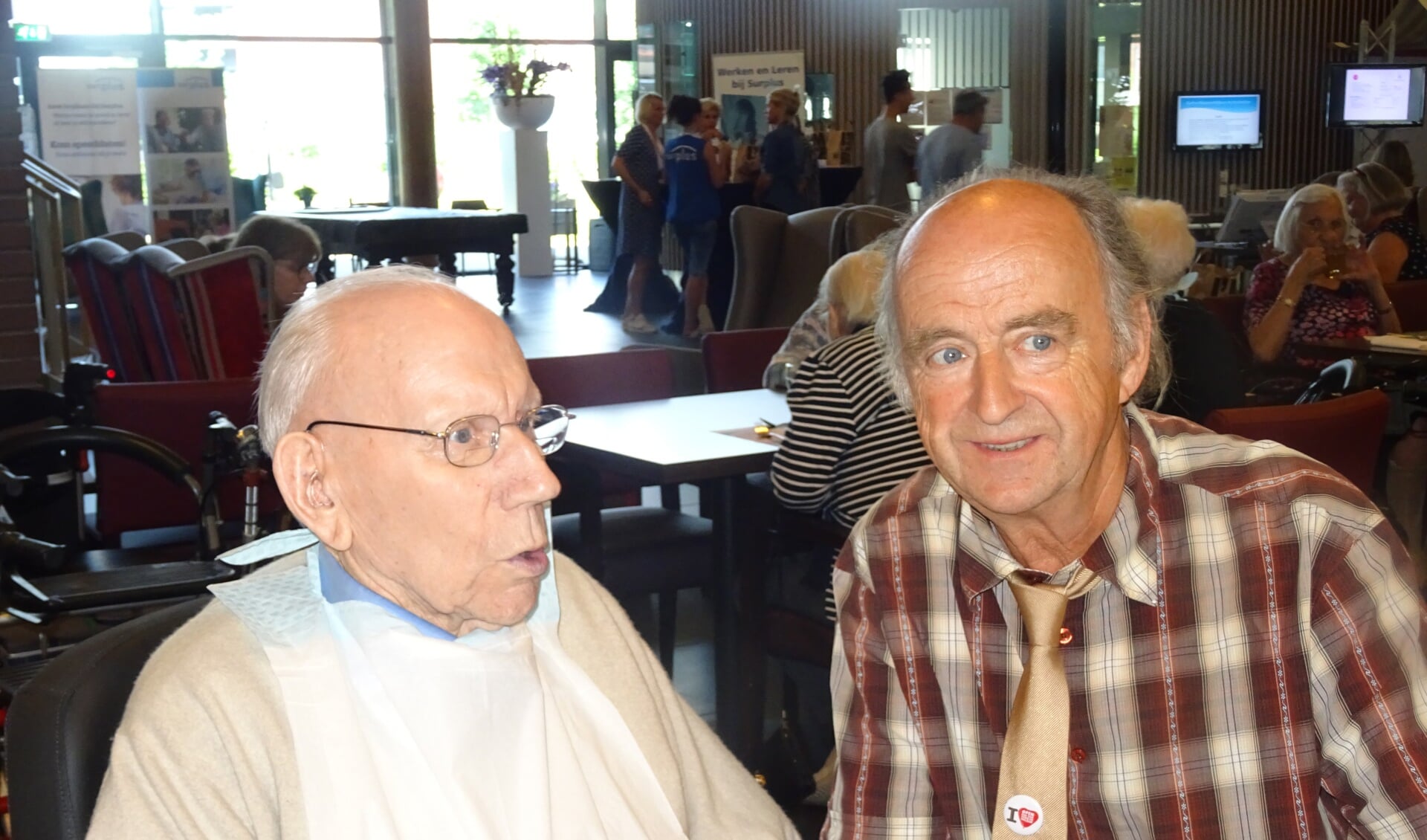 Hendrik Groen (rechts) in gesprek met een bewoner. FOTO MIRYAM VAN DER STEE