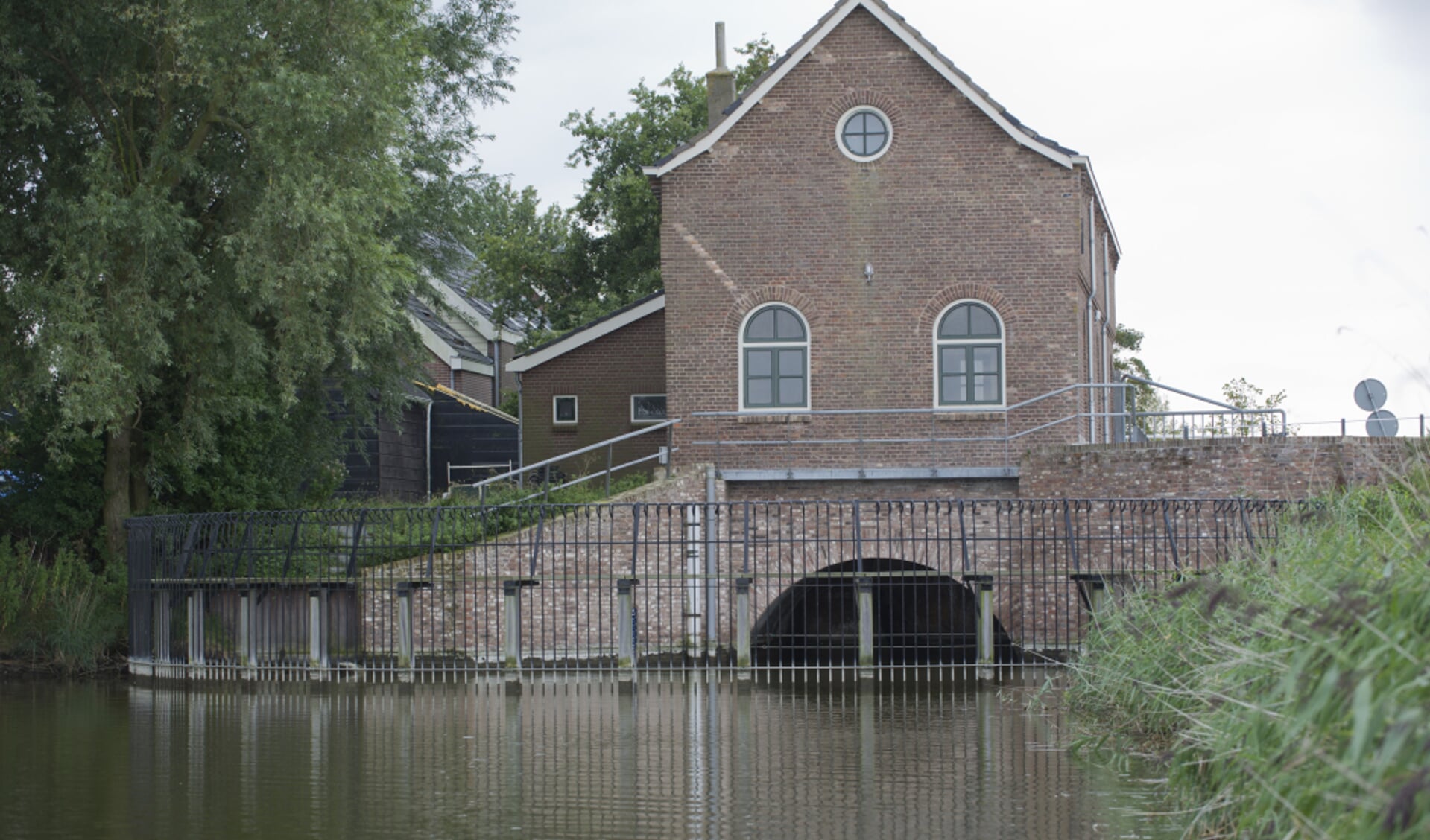 Een gemaal voert afvalwater van woonkernen naar de rioolwaterzuivering.