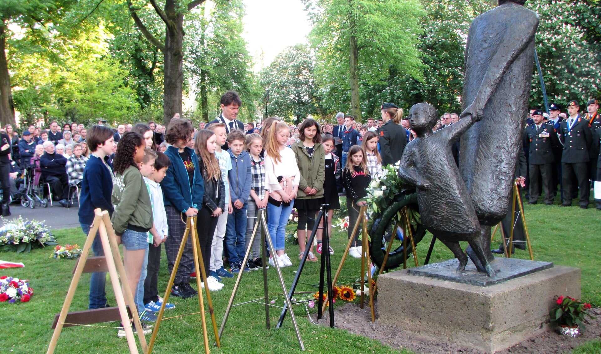 Honderden toeschouwers bij monument De Vlucht voor dodenherdenking