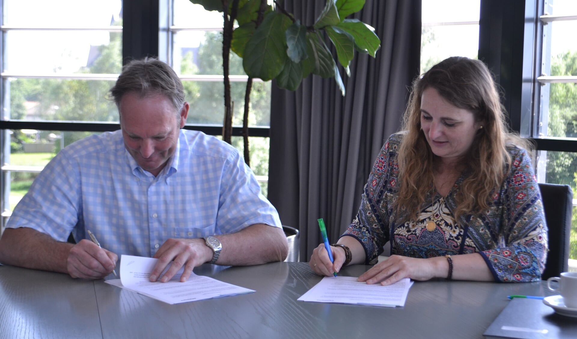 Erik Huysmans en wethouder Petra Lepolder ondertekenen de overeenkomst FOTO REMKO VERMUNT