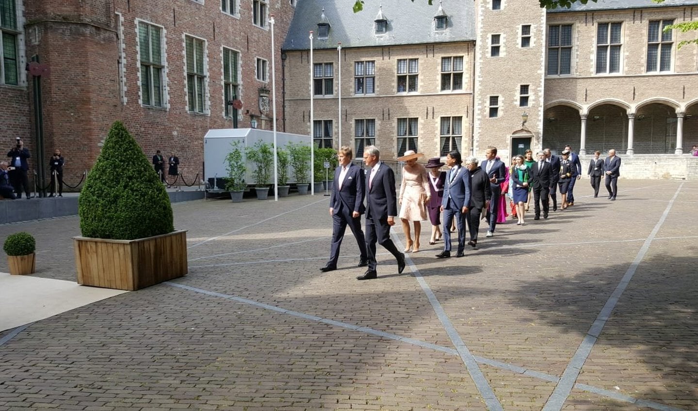 Koning Willem-Alexander en koningin Máxima arriveren bij de Nieuwe Kerk in het Abdijcomplex.