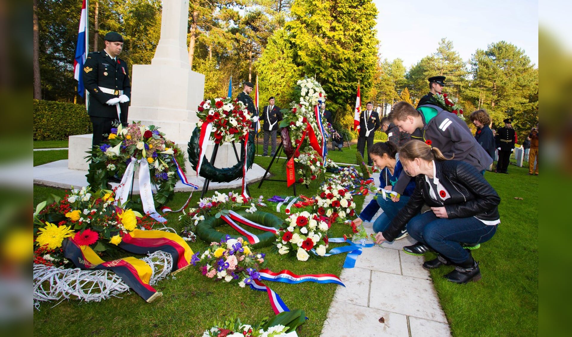 Archieffoto van een herdenking op de Canadese erevelden