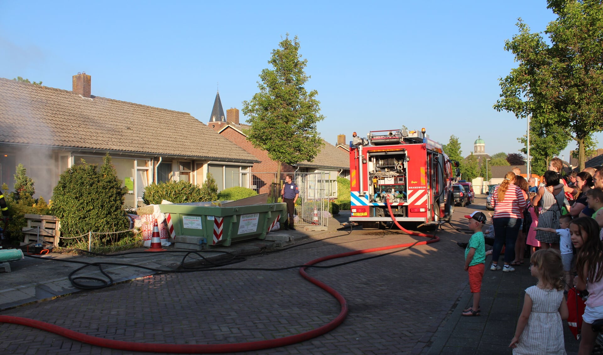 Grote belangstelling voor brandweeroefening in Dinteloord aan de Prins Bernardstraat