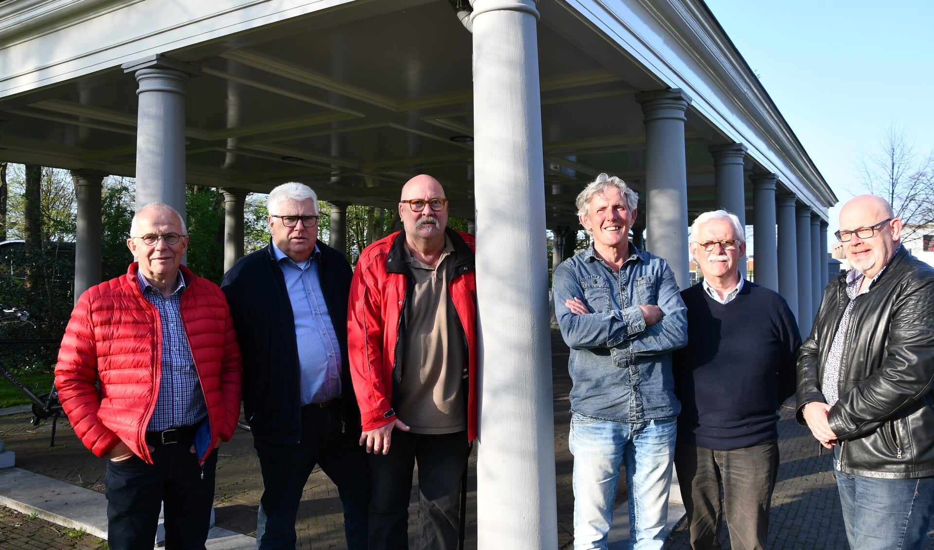 De STEP mannen bij het Waaggebouw in het Oderkerkpark: van links naar rechts Anton van Dorst, Jan Bastiaansen, Bas Nieuwesteeg, Eric Wullems, Lauran Mol en Peter Donkers.