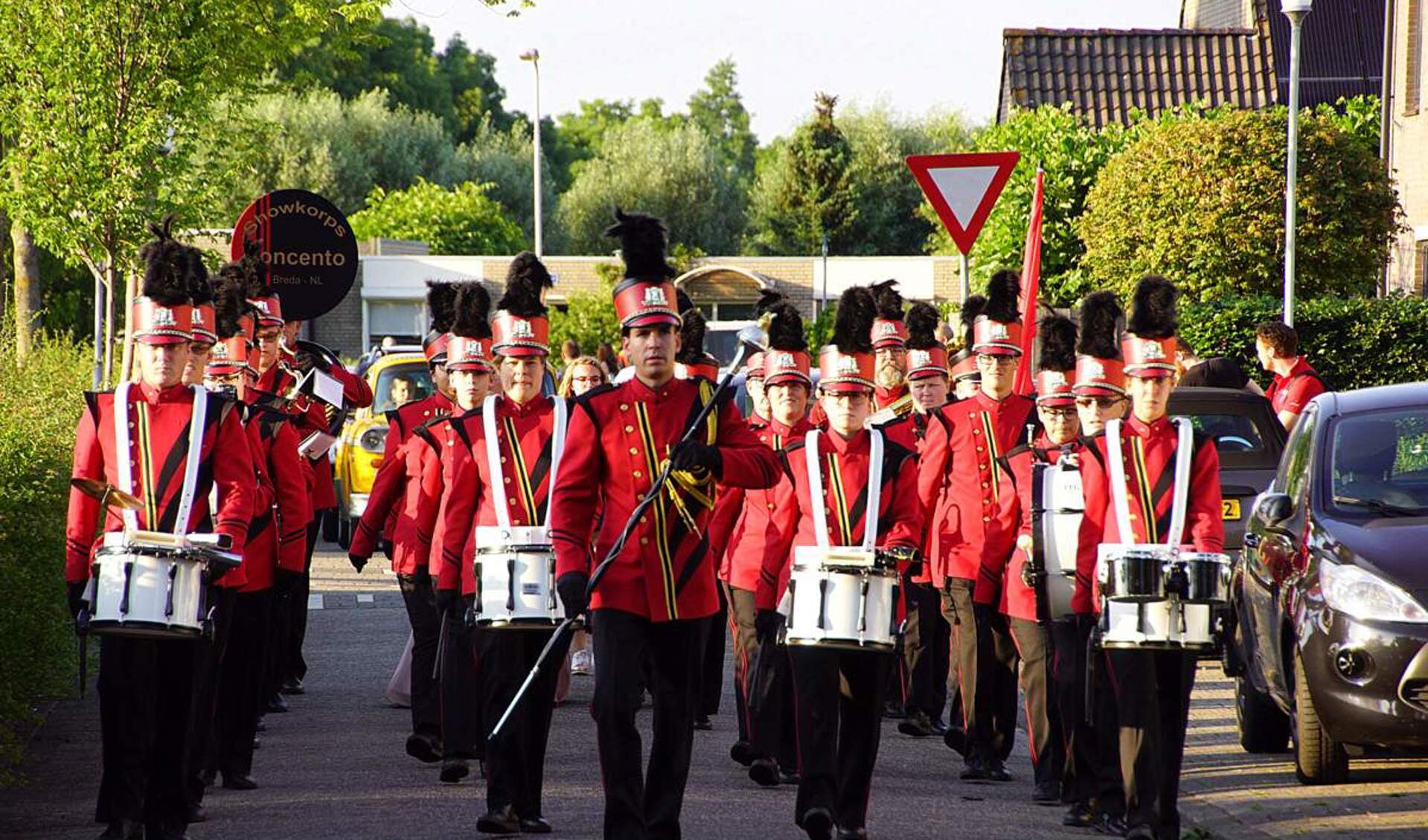 Aankomst van de leerlingen voor het eindexamengala van Graaf Engelbrecht in de Haagse Beemden.