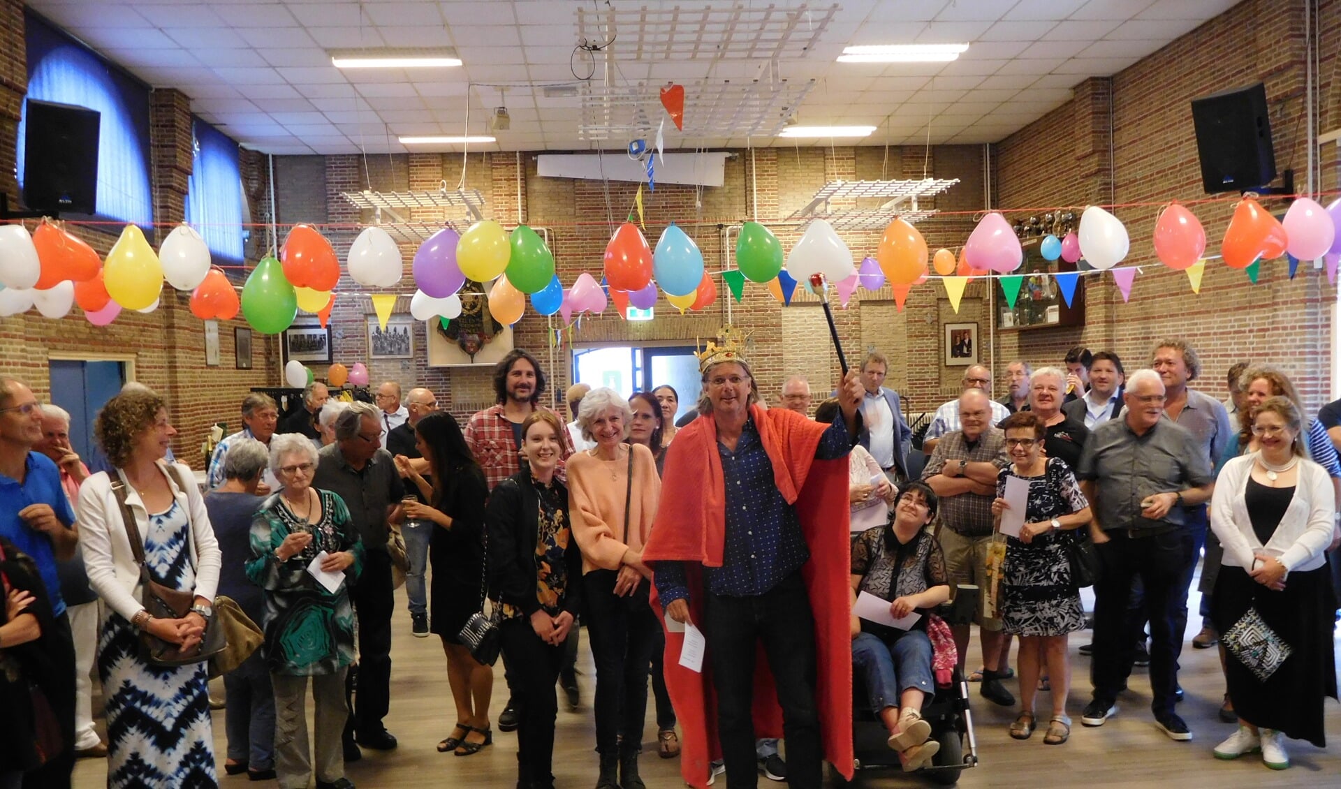 Patrick van Lunteren is door wijkbewoners gekroond bij een verrassingsfeestje voor zijn afscheid.