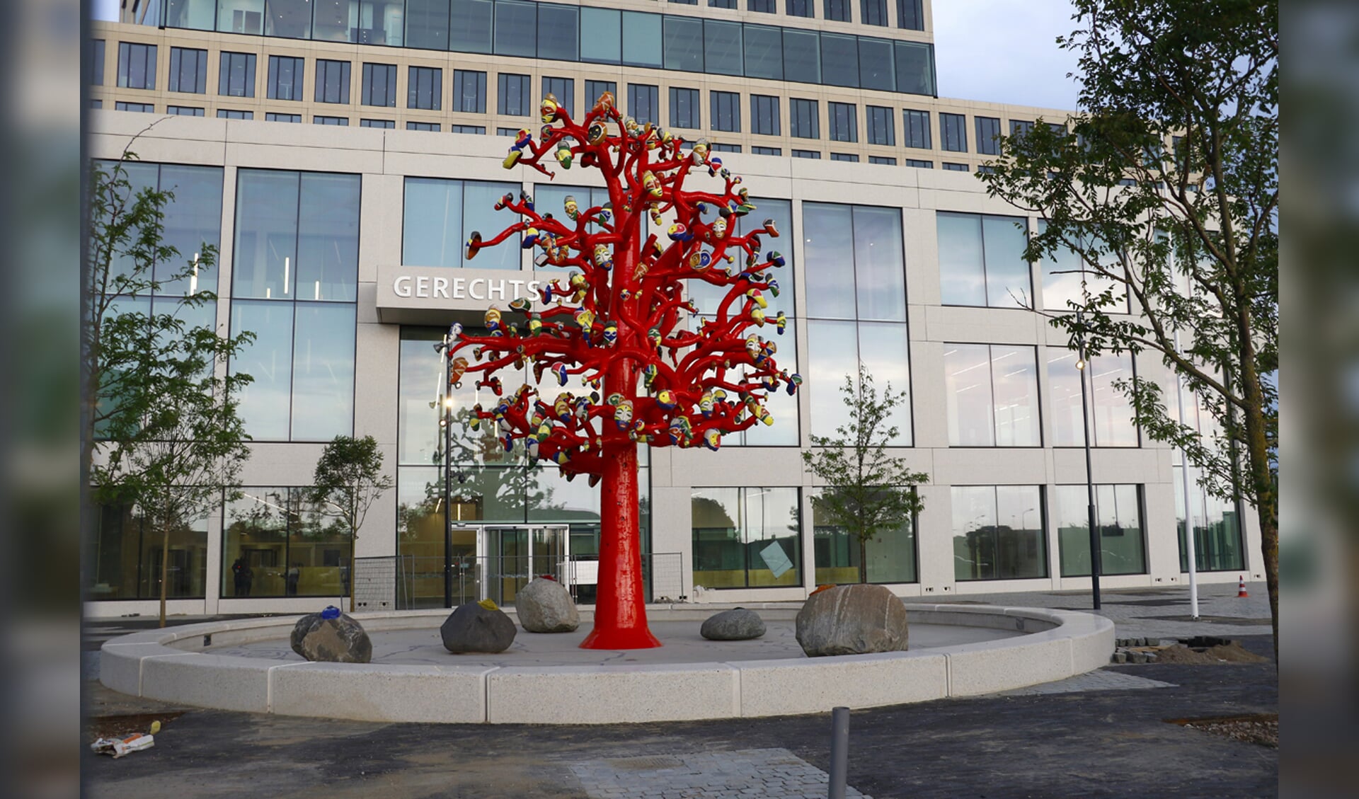 Gerechtsgebouw met kunstwerk Pascale Marthine Tayou