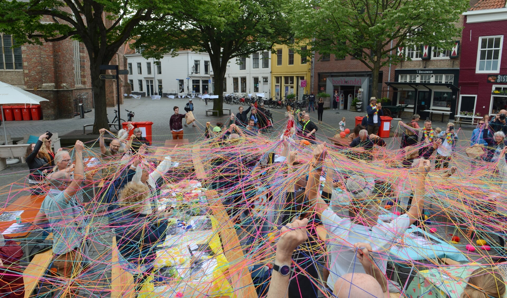 Kleurrijke verbinding deelnemers Stadspicknick Oude Markt Vlissingen