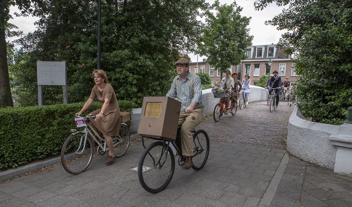 In het tweed op de fiets door Breda. 