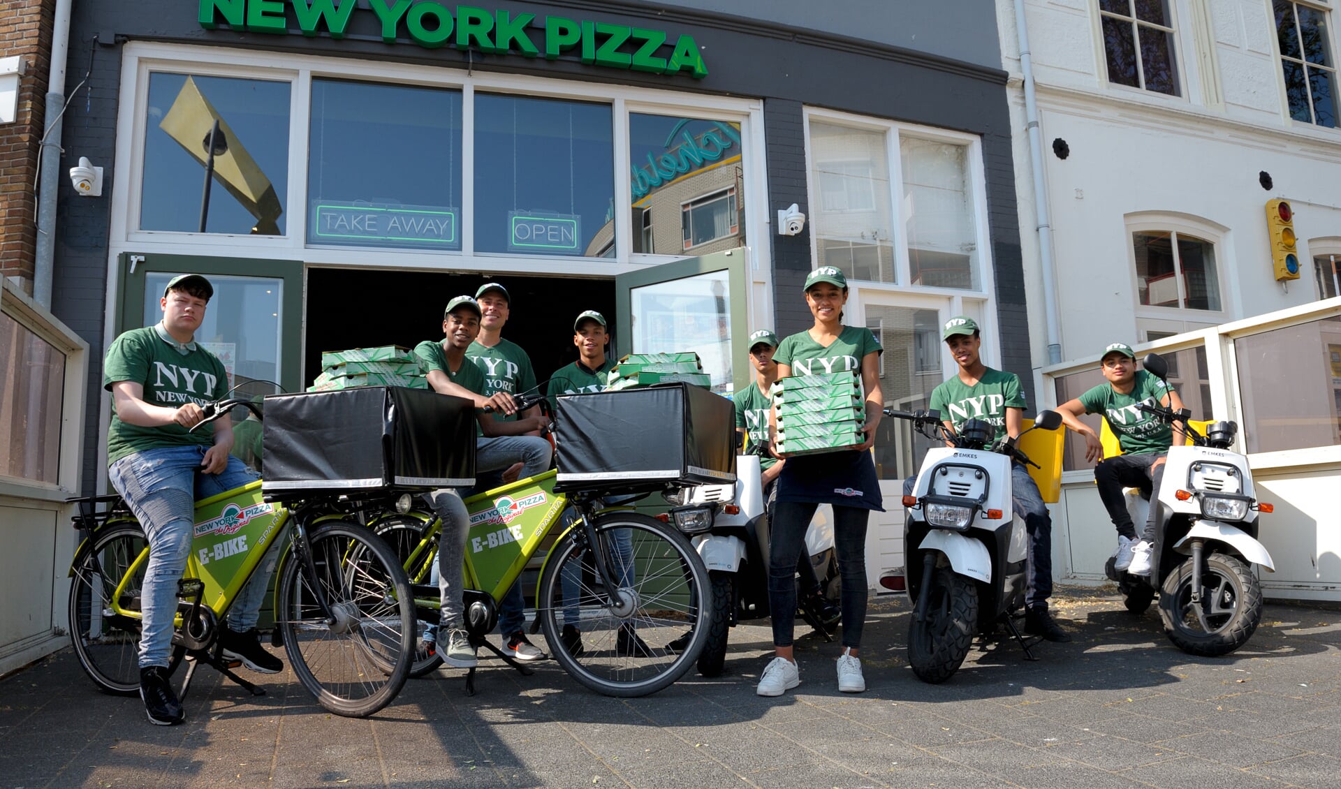 Het team van New York Pizza bezorgt ook 'groen'.