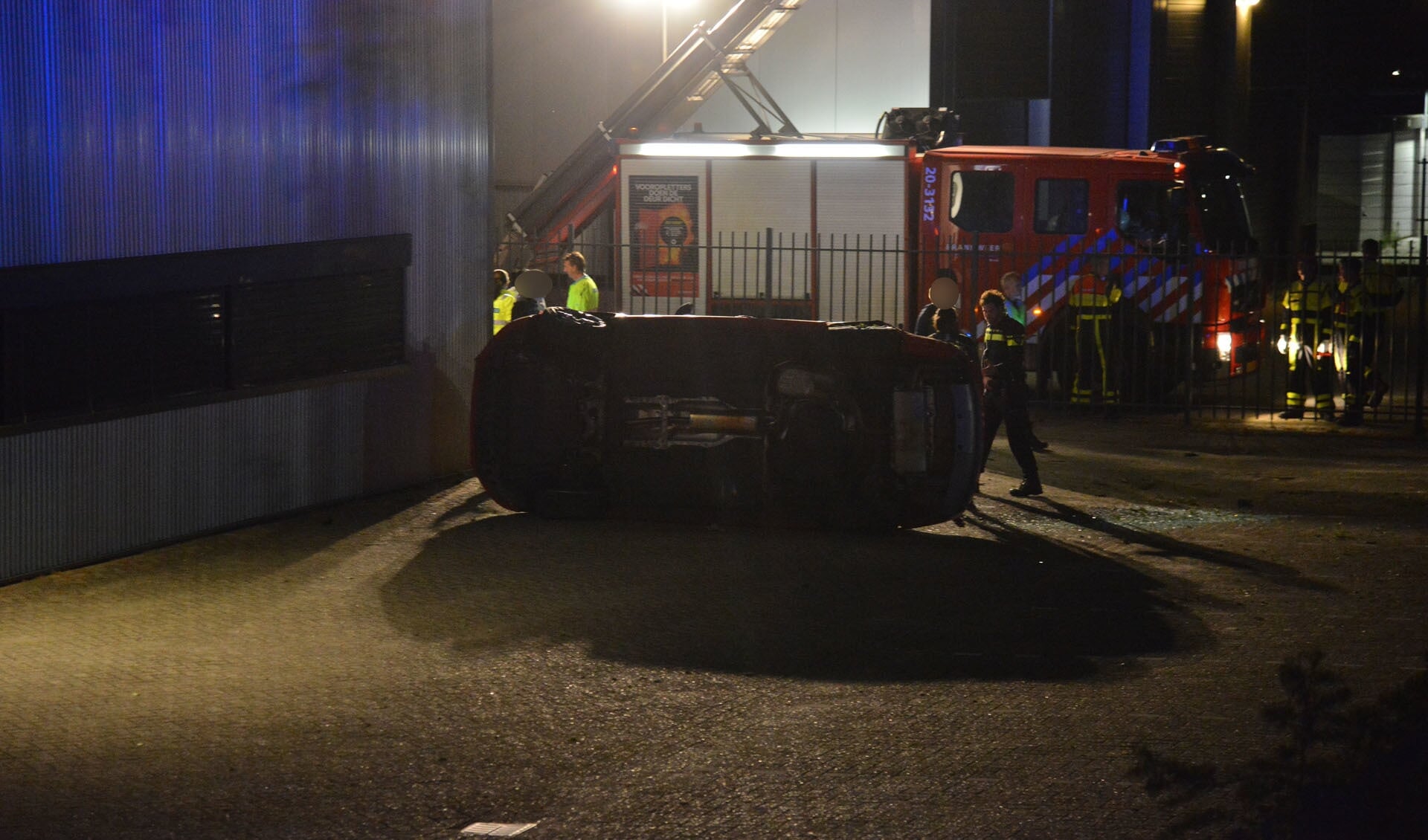 Een auto schoot van het talud bij de Kapittelweg na een aanrijding.