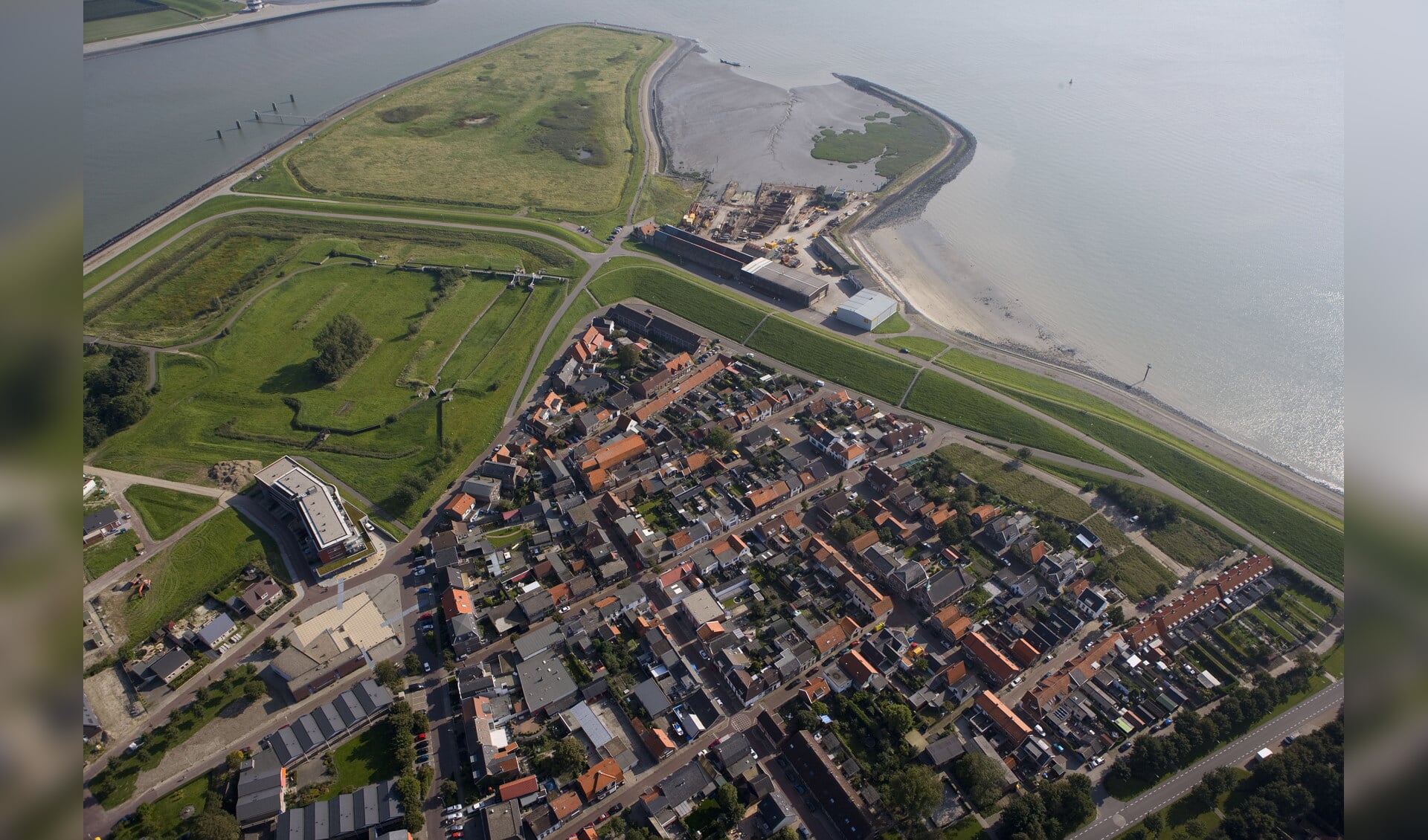 Hansweert ligt vlak achter de dijk.