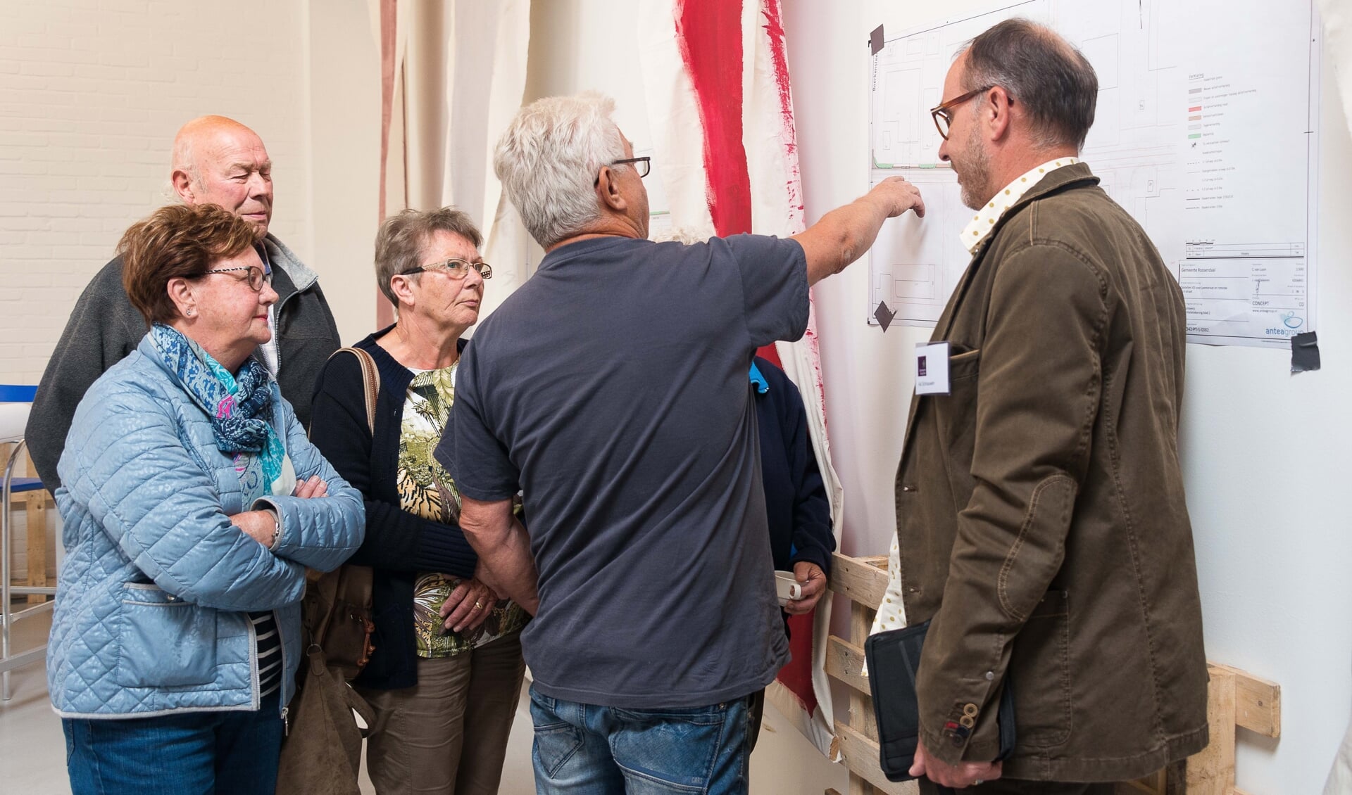 Bezoekers laten zich informeren door medewerkers gemeenten. FOTO CORINE ROKS