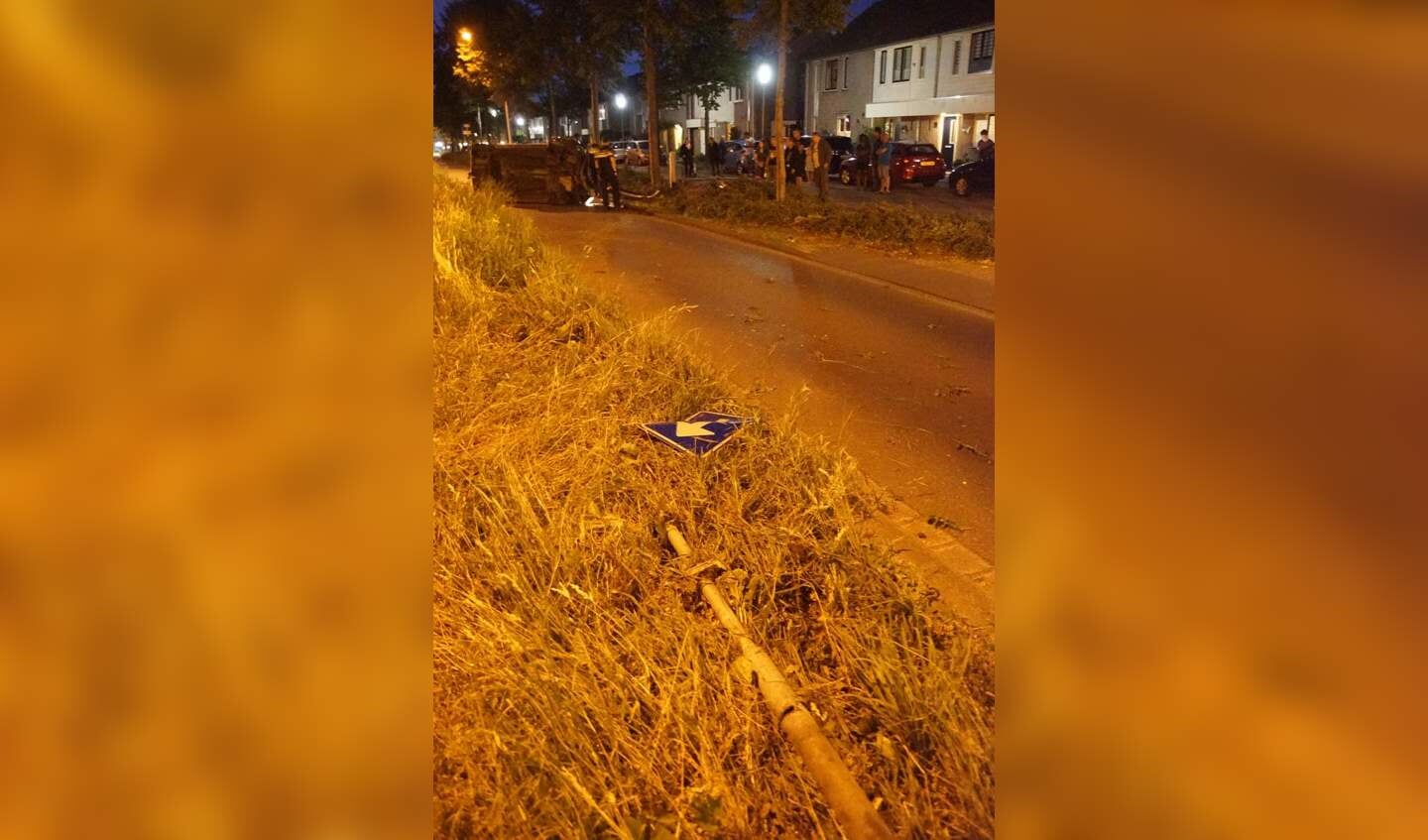 Een auto raakte zondagavond van de weg en belandde op zijn kant op de Emerparklaan in de Haagse Beemden.