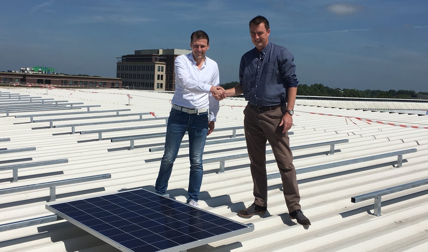 NAC-directeur Justin Goetzee en wethouder Paul de Beer op het dak van NAC bij de zonnepanelen.