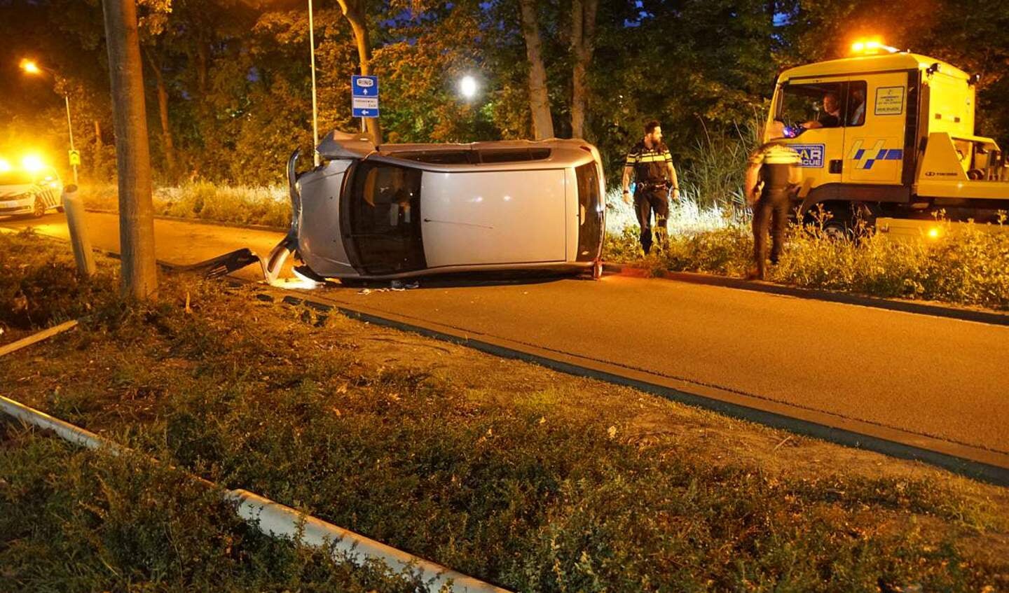 Een auto raakte zondagavond van de weg en belandde op zijn kant op de Emerparklaan in de Haagse Beemden.