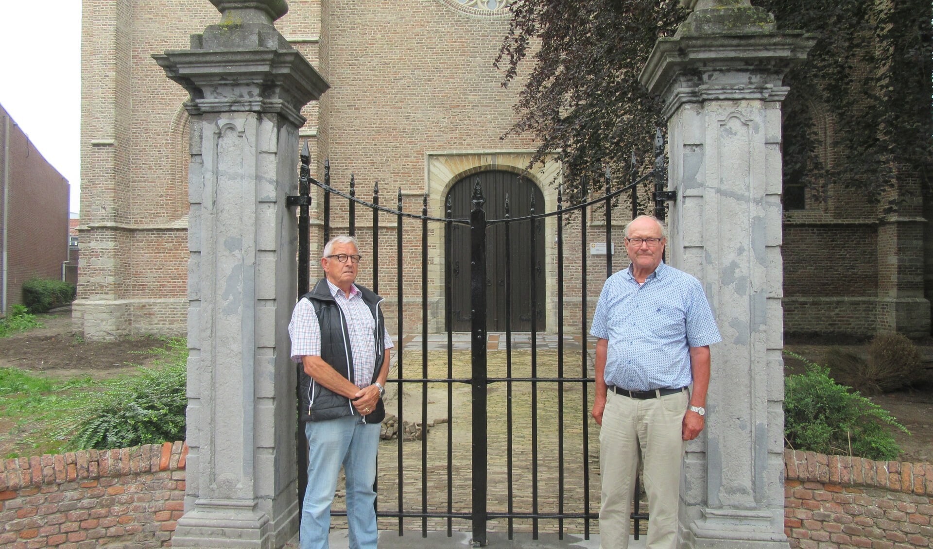 Gerrit Ardon (links) en Cees Nelemans zijn dolgelukkig met de restauratie van de kerk. FOTO MARJANNE DIJKSTRA